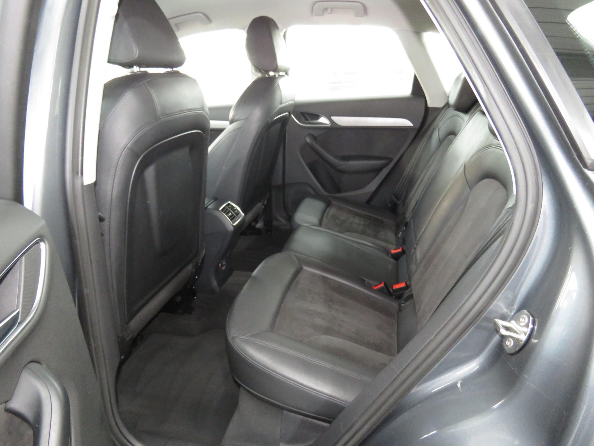 AUDI Q3 2.0 TDI Quattro S-tronic (Automat)-image-8