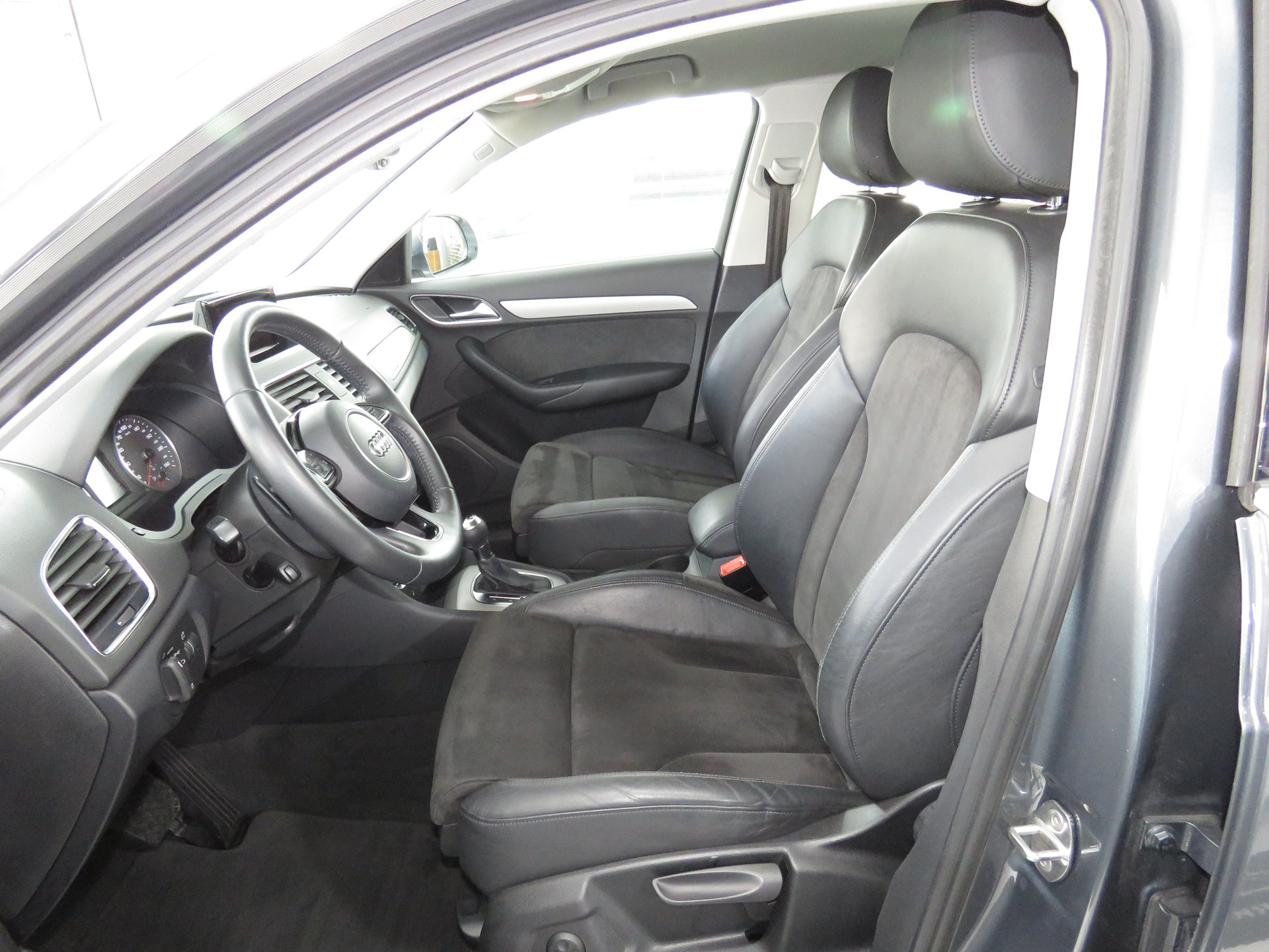 AUDI Q3 2.0 TDI Quattro S-tronic (Automat)-image-7