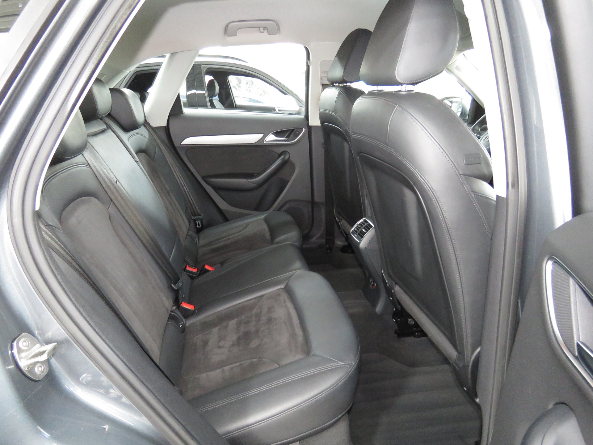 AUDI Q3 2.0 TDI Quattro S-tronic (Automat)-image-12