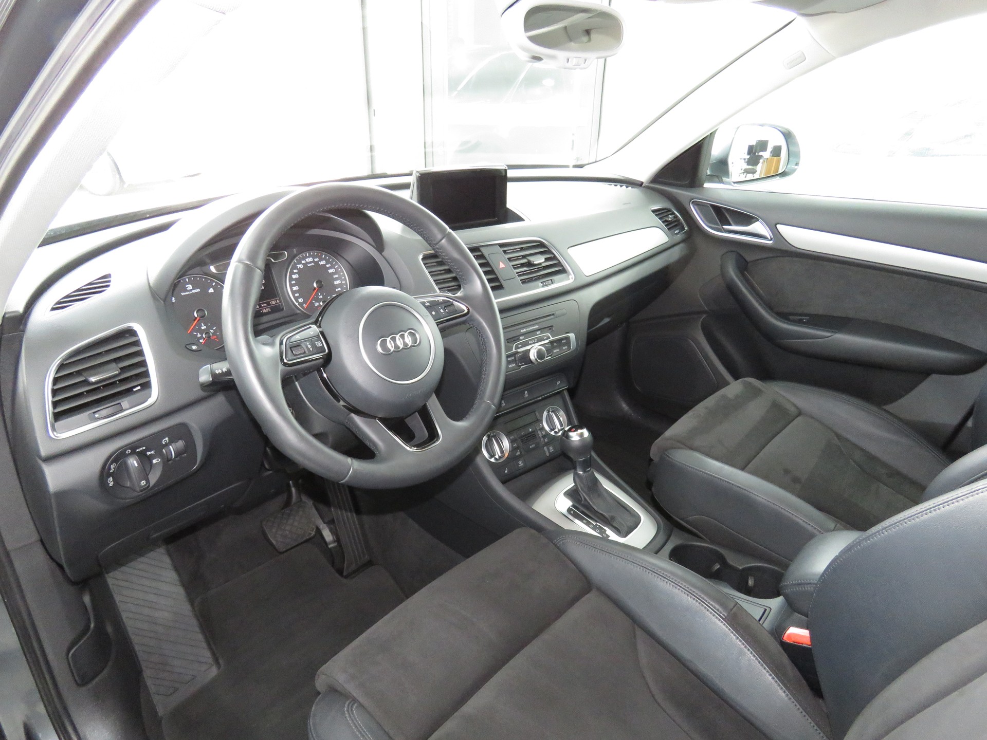 AUDI Q3 2.0 TDI Quattro S-tronic (Automat)-image-6