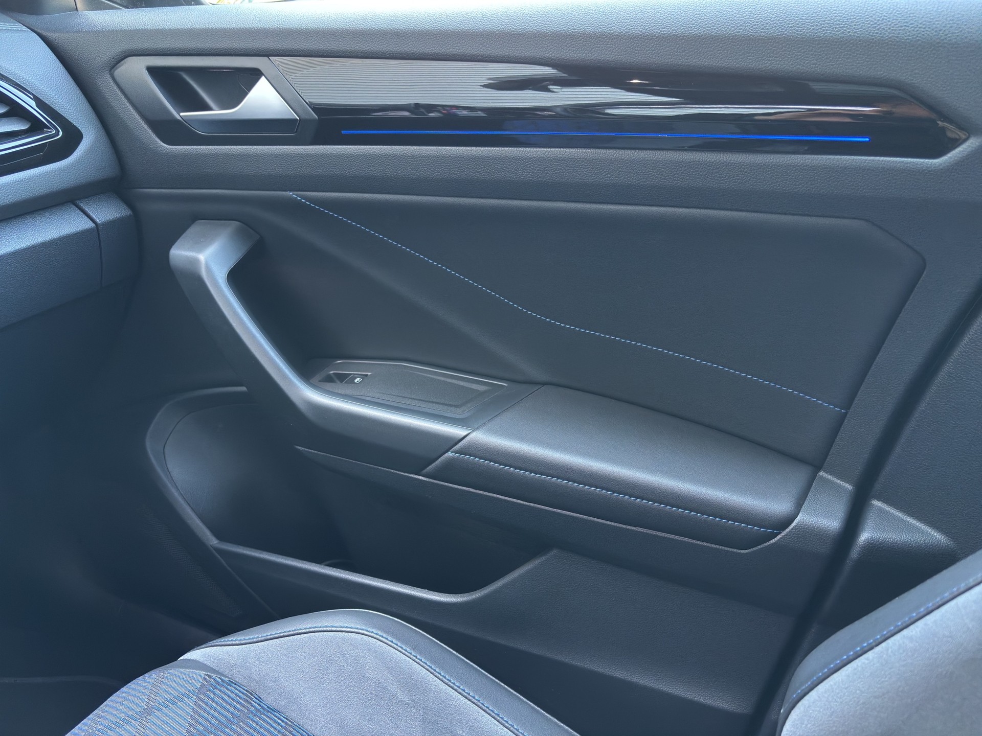 VW T-Roc 2.0 TSI R DSG 4Motion-image-16
