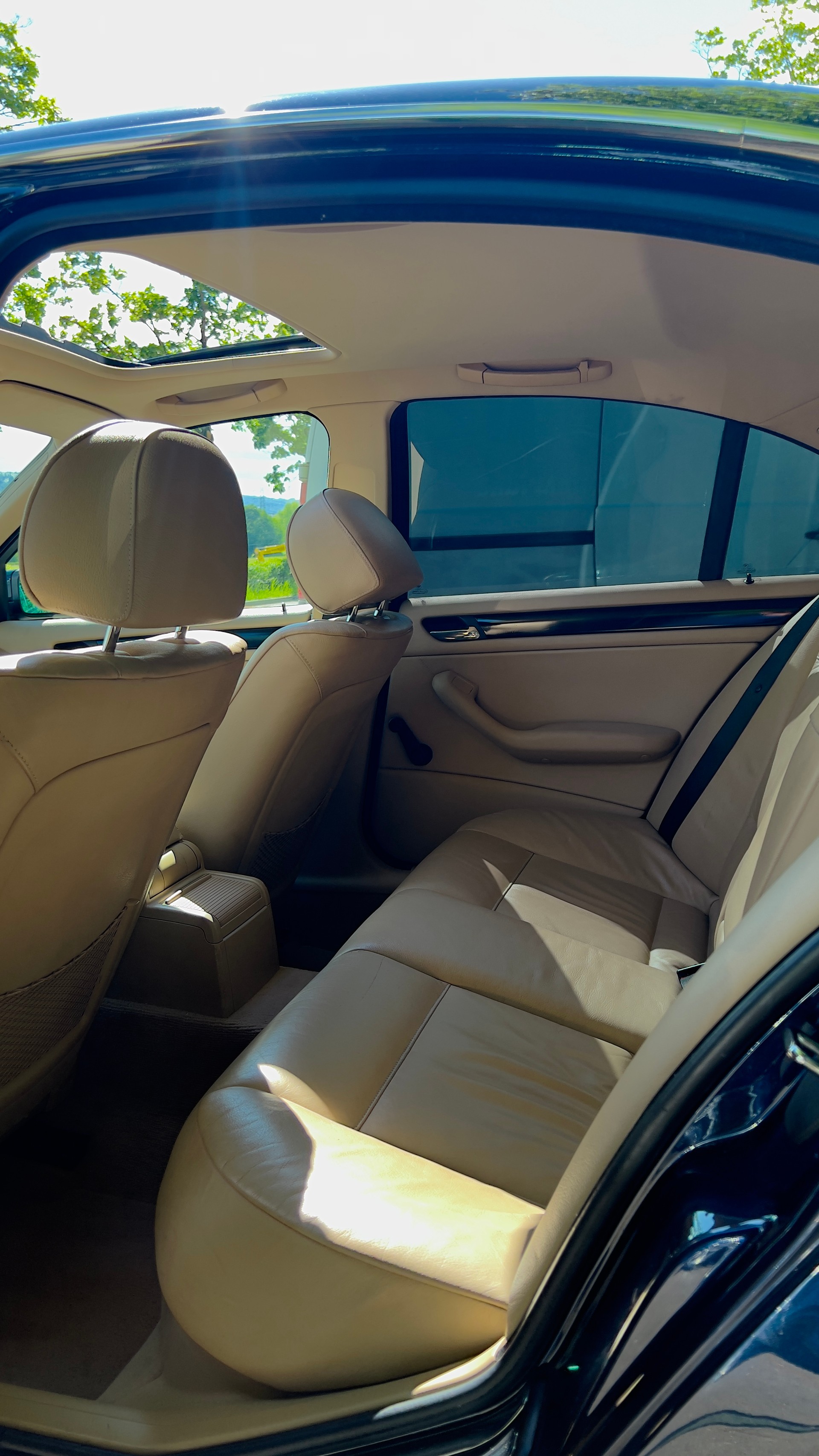 BMW 325i-image-6