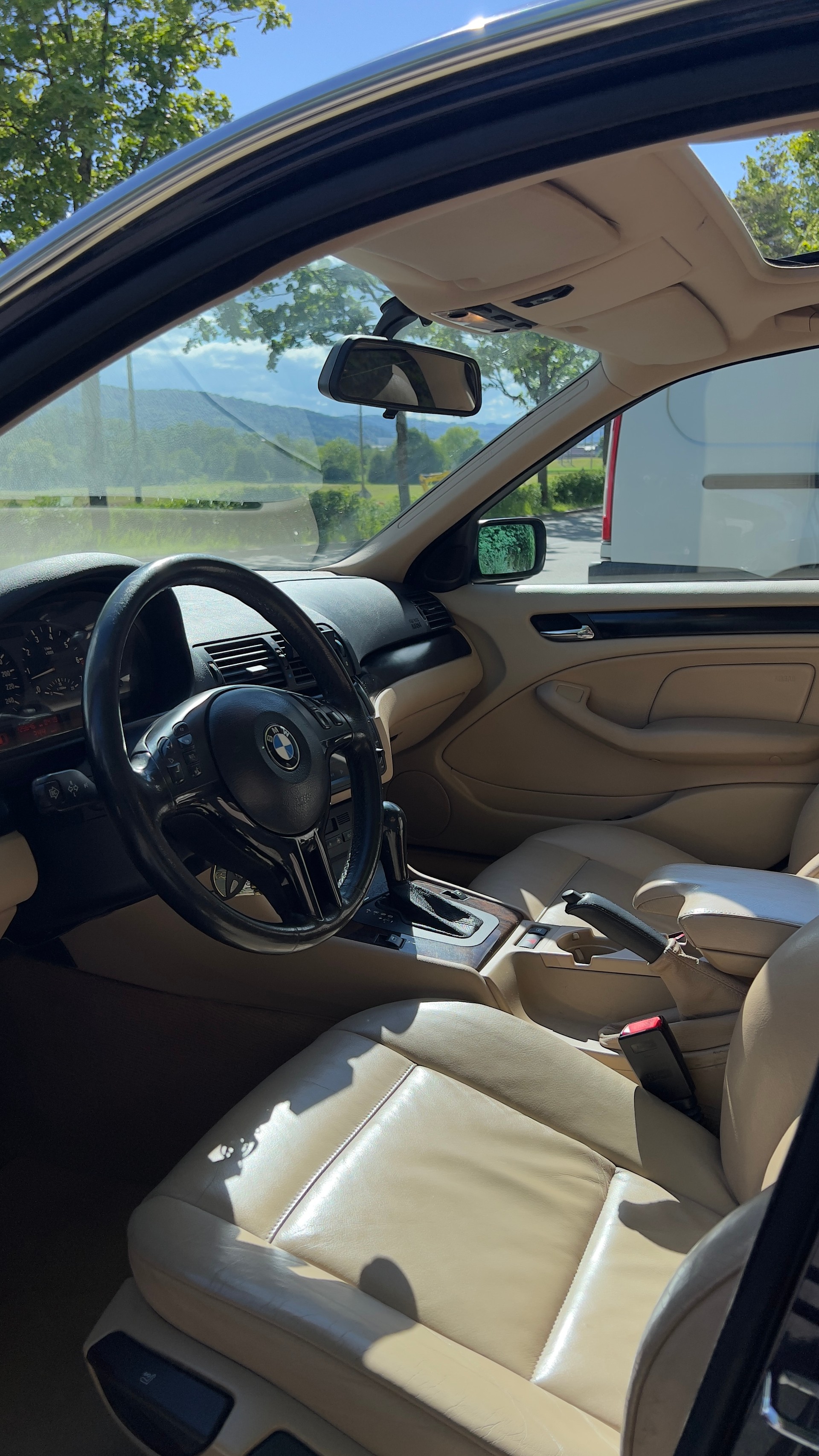 BMW 325i-image-4