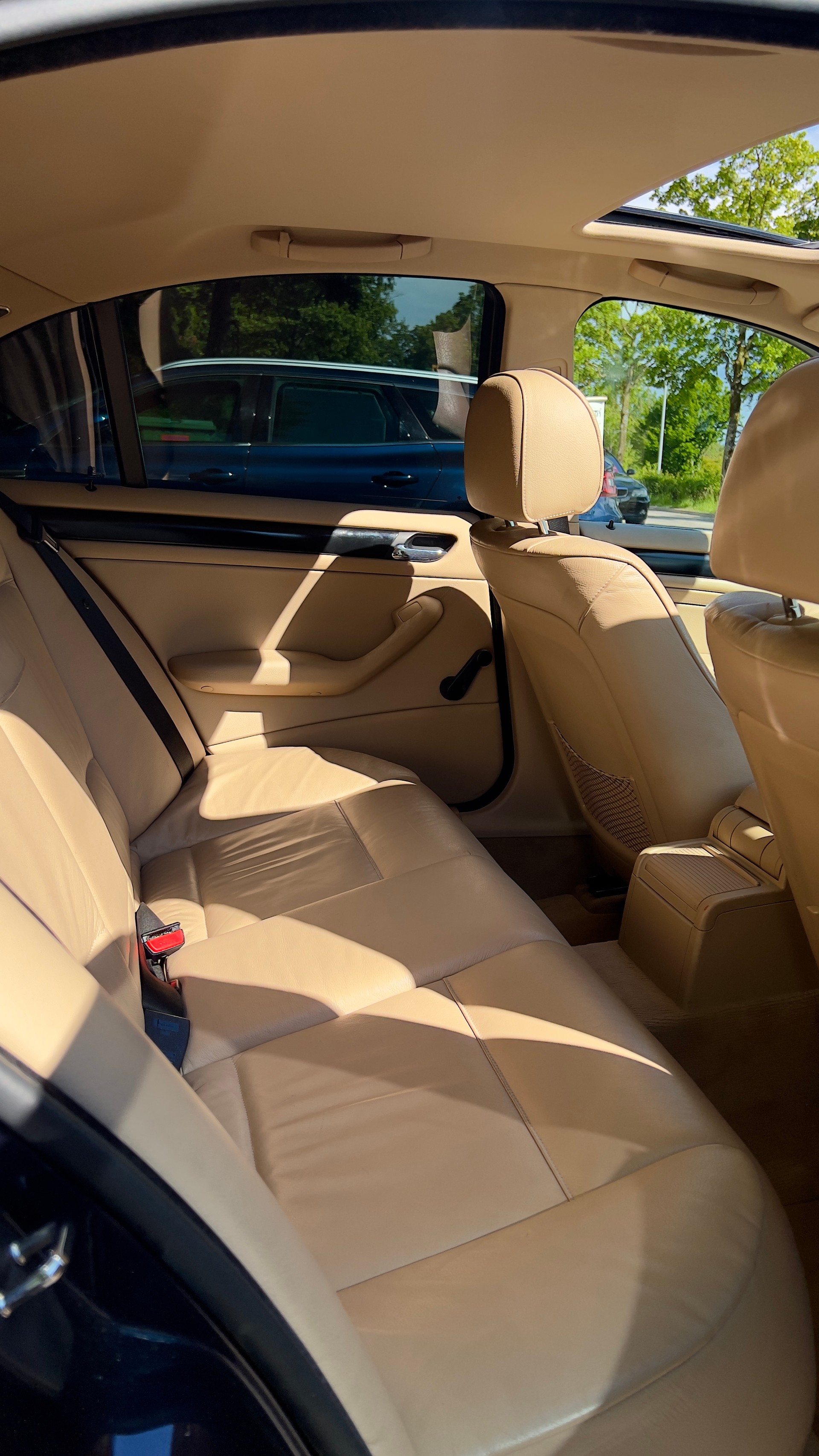 BMW 325i-image-5