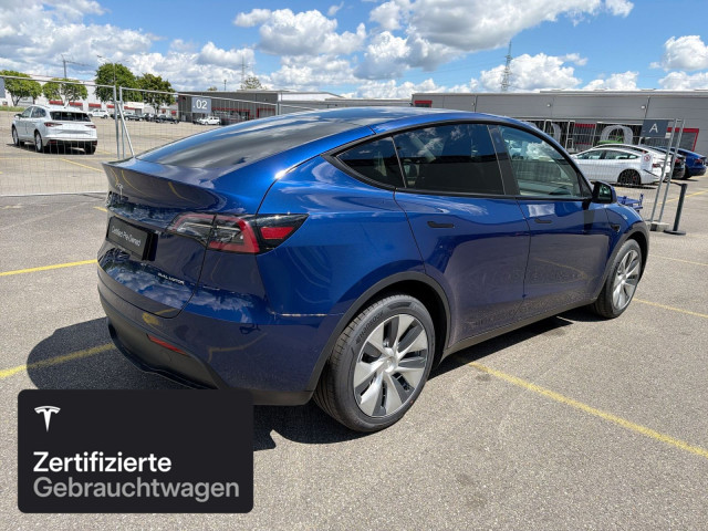 TESLA Model Y Long Range AWD-image-8