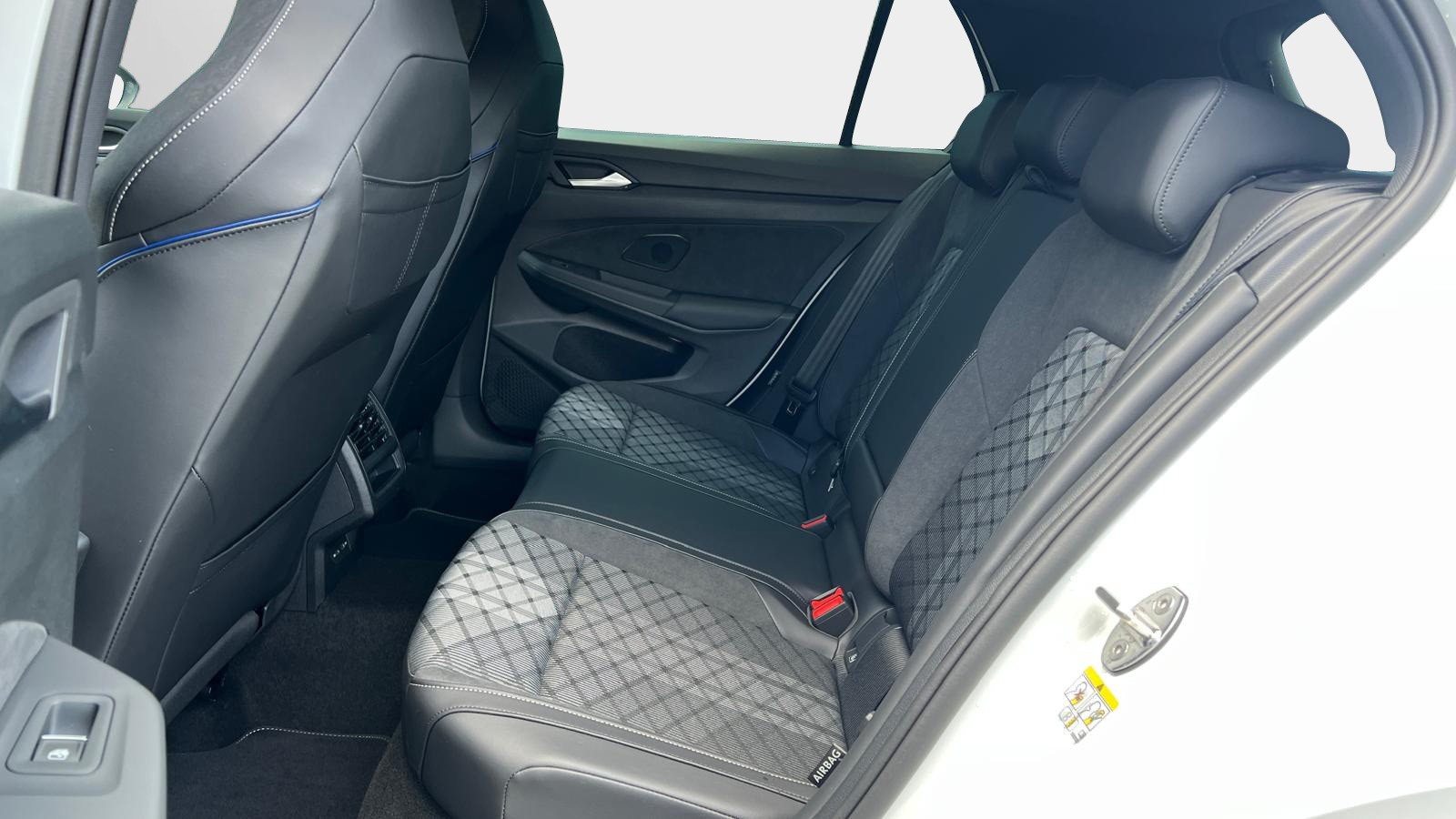 VW Golf R-Line 1.5 eTSI 150PS DSG-image-6