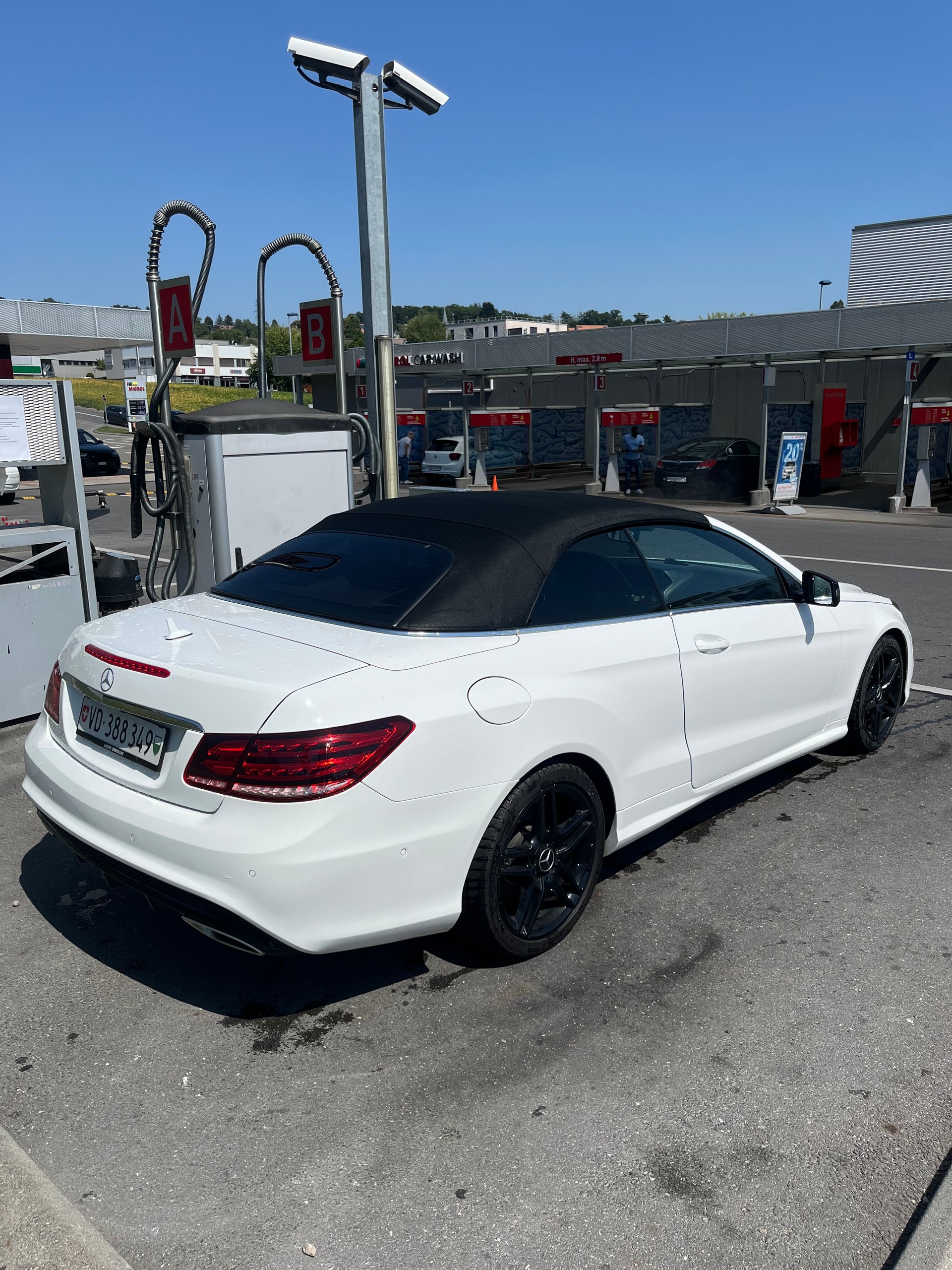 MERCEDES-BENZ E 220-image-1