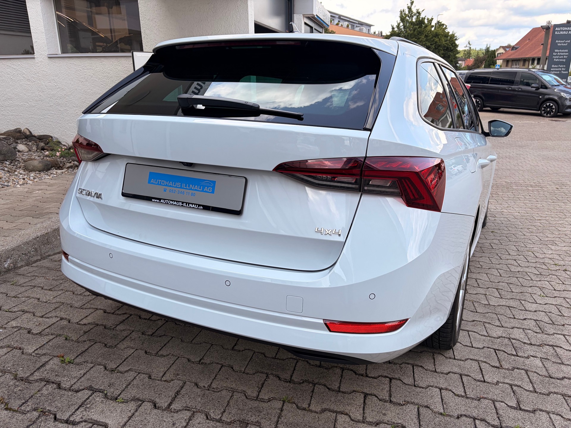 SKODA Octavia Combi 2.0 TSI Ambition DSG 4x4-image-2