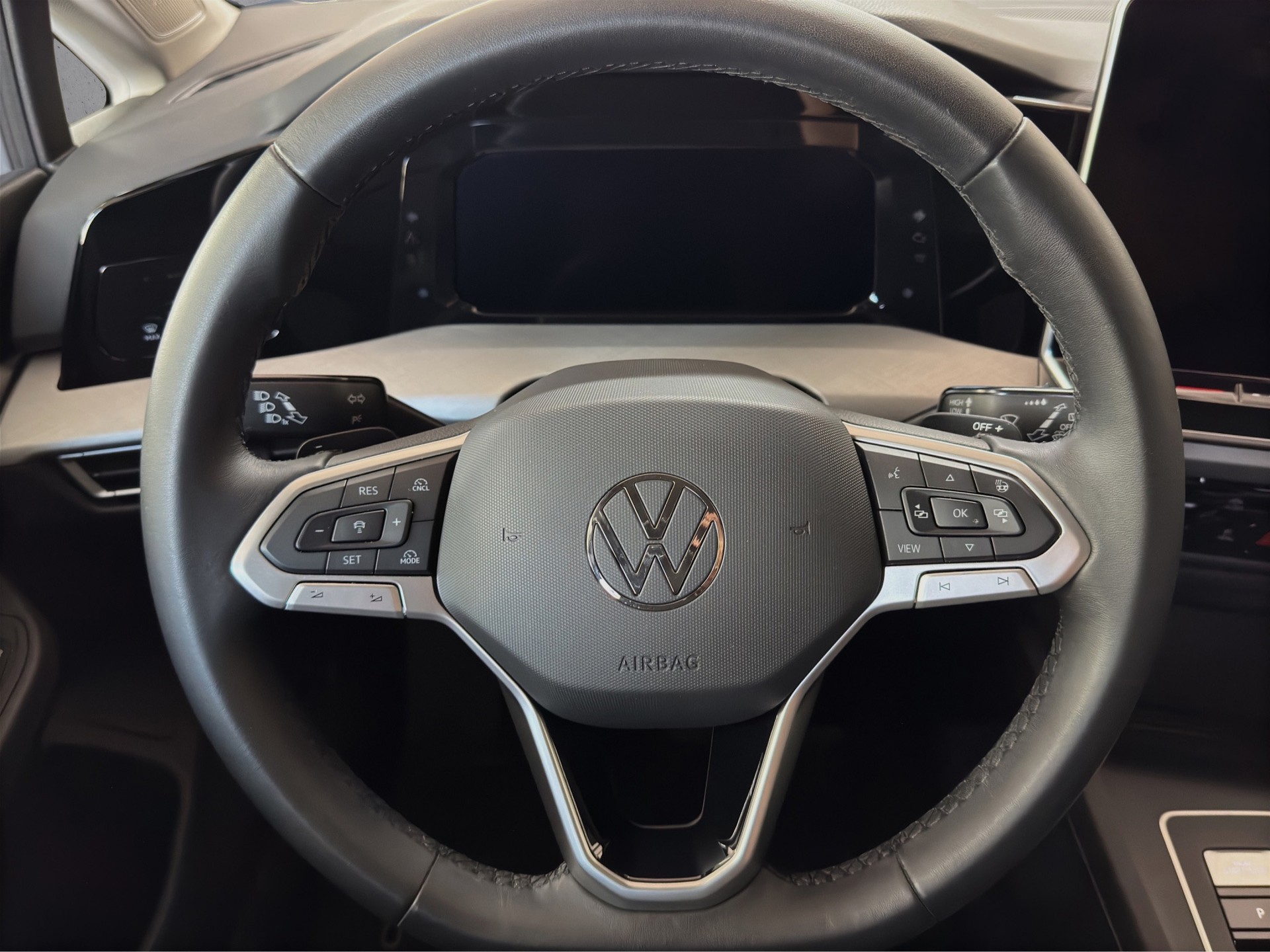 VW Golf Variant 1.5 eTSI mHEV Life "ACC-RF. Kamera"-image-11