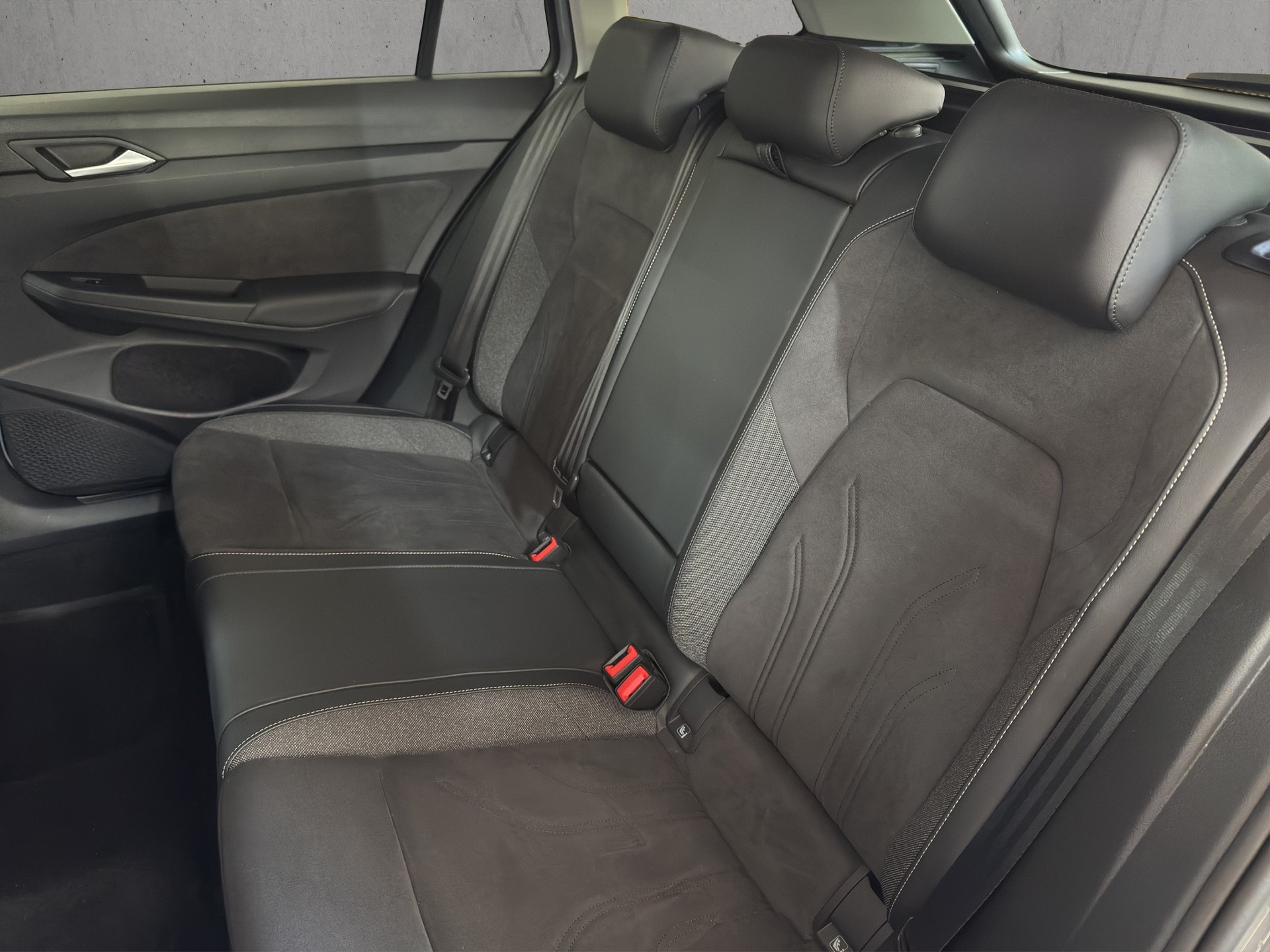 VW Golf Variant 1.5 eTSI mHEV Life "ACC-RF. Kamera"-image-9