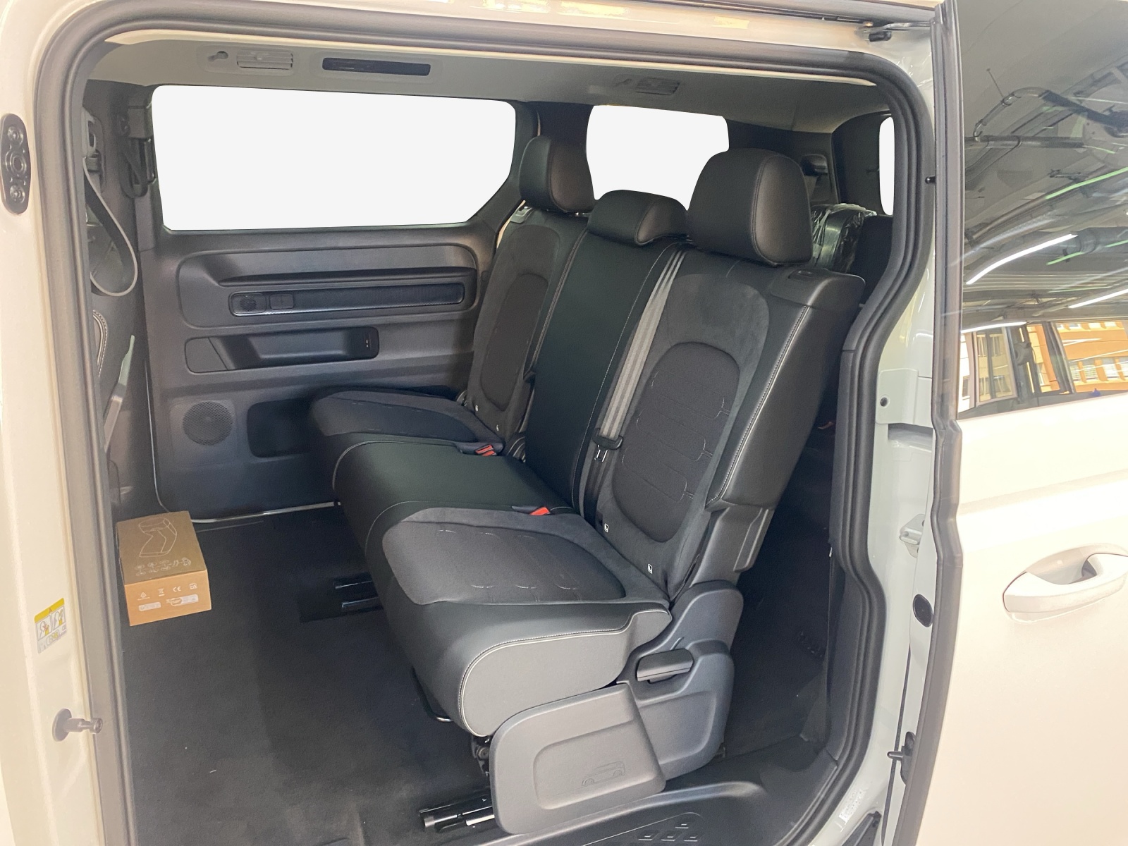 VW ID.Buzz LWB Pro 4 Motion-image-11