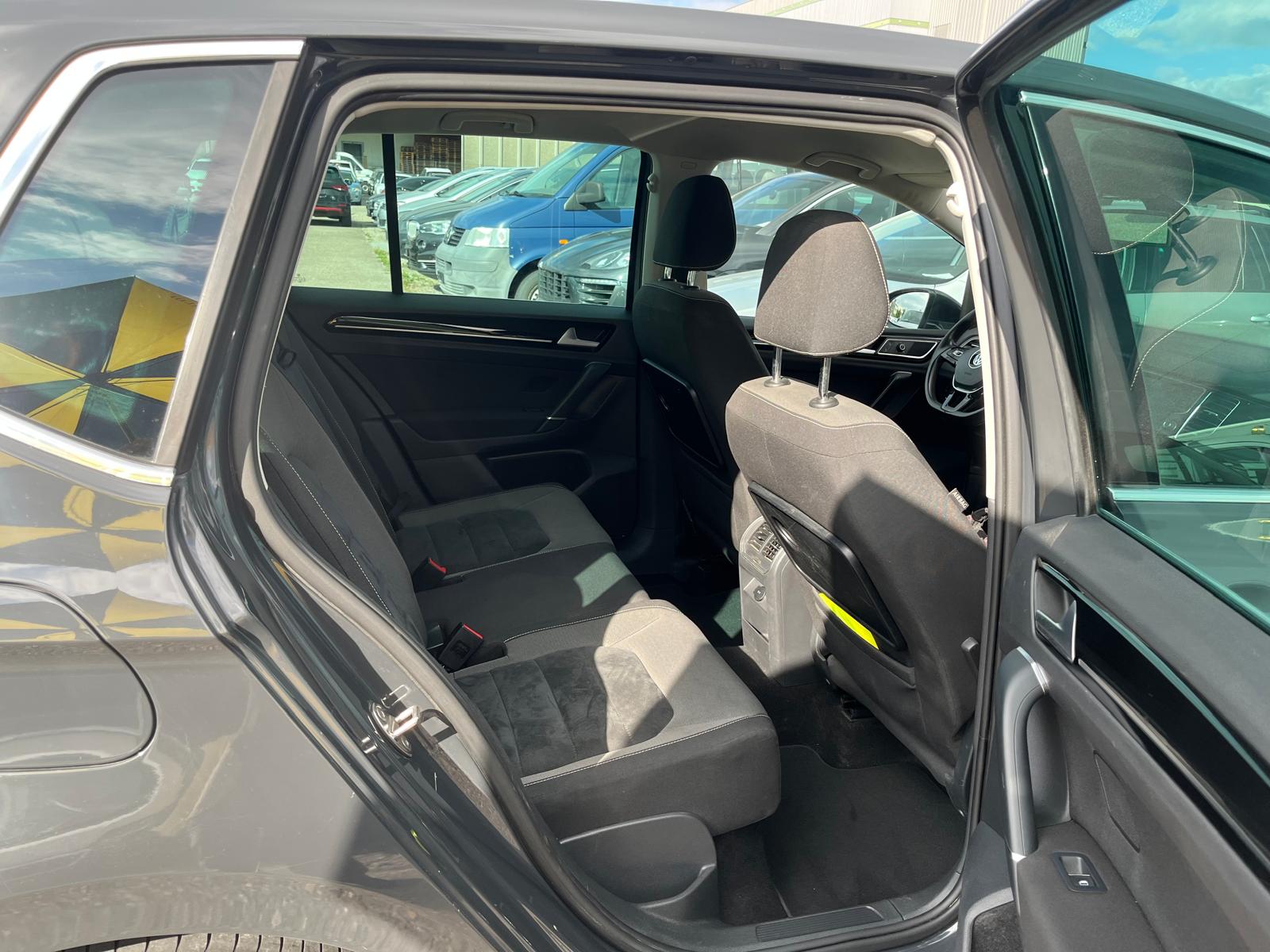 VW Golf Sportsvan 2.0 TDI Highline DSG-image-10