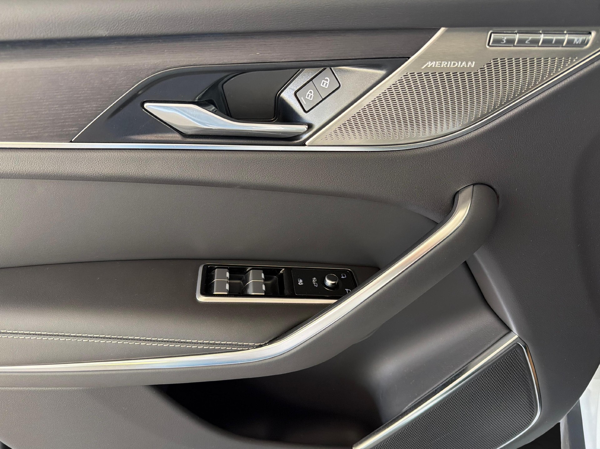 JAGUAR F-Pace 2.0 P400e R-Dynamic HSE AWD Plug In Hybrid 404PS-image-12