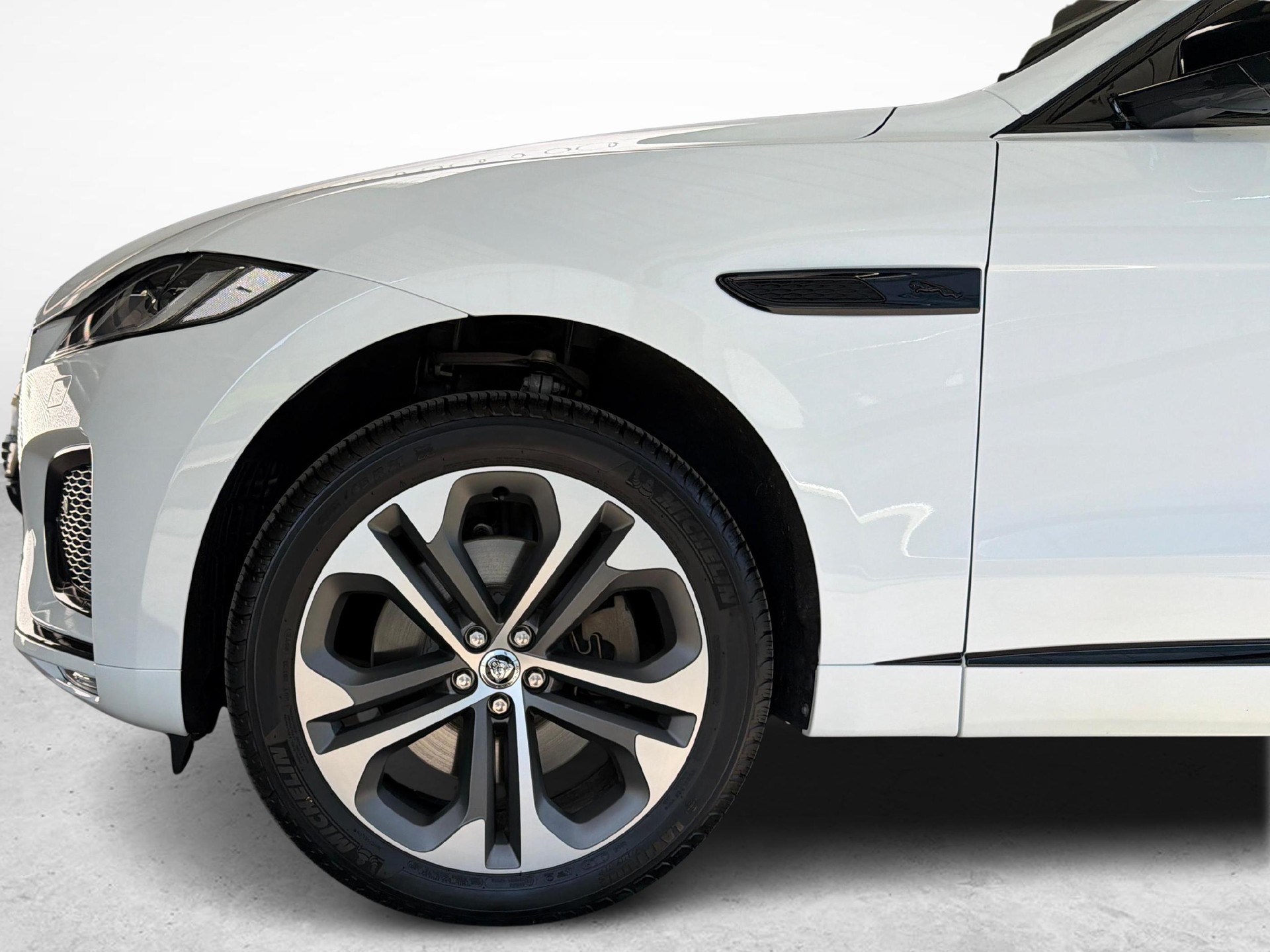 JAGUAR F-Pace 2.0 P400e R-Dynamic HSE AWD Plug In Hybrid 404PS-image-18