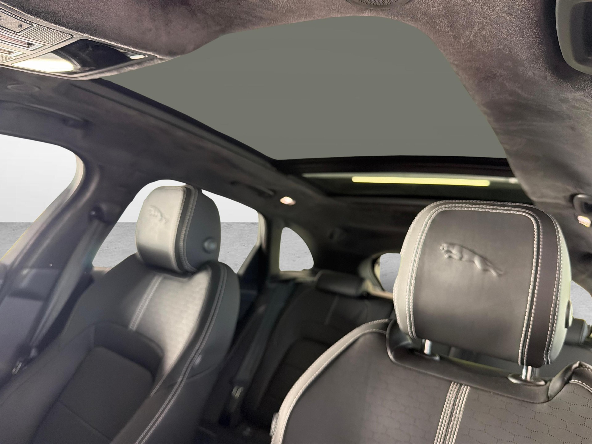 JAGUAR F-Pace 2.0 P400e R-Dynamic HSE AWD Plug In Hybrid 404PS-image-17