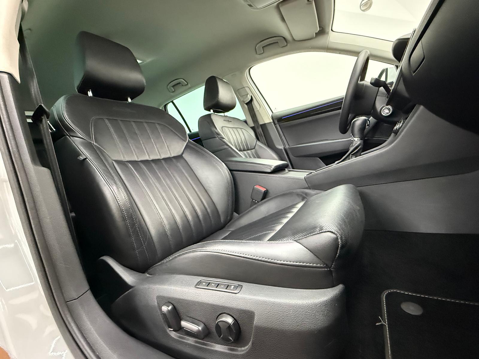 SKODA Superb Combi 2.0 TDi Laurin & Klement-image-13