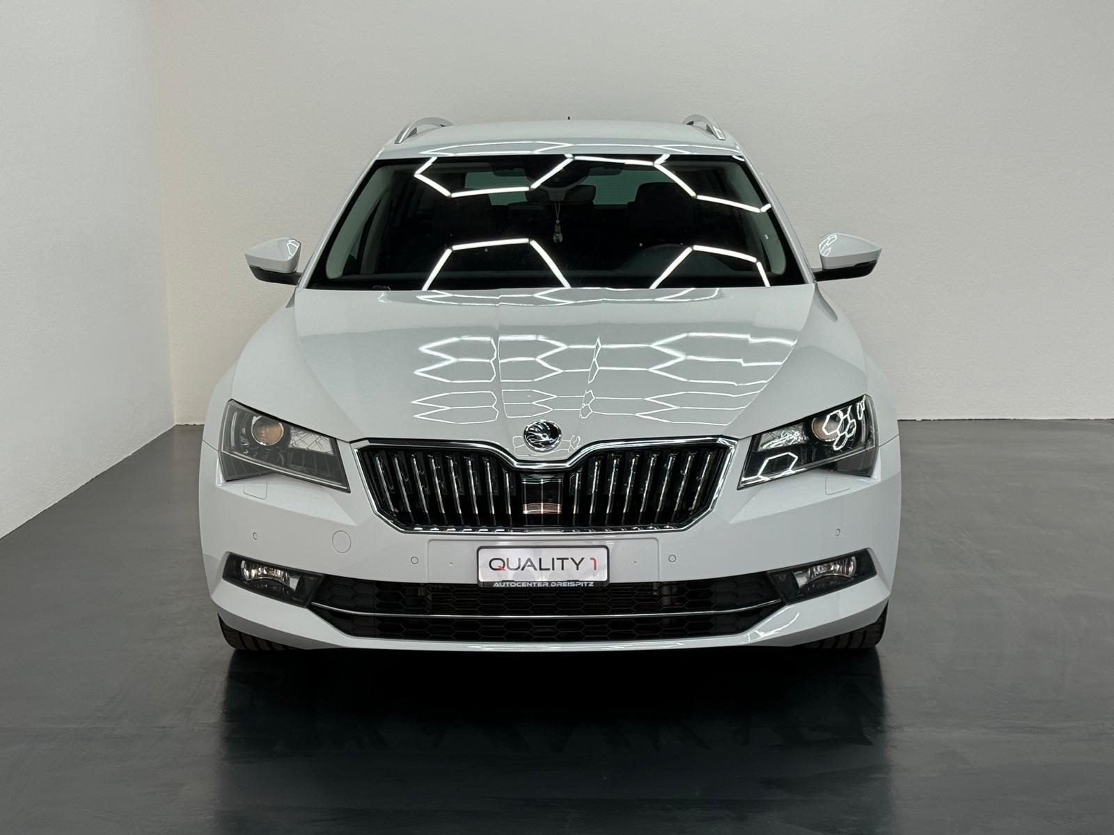 SKODA Superb Combi 2.0 TDi Laurin & Klement-image-1