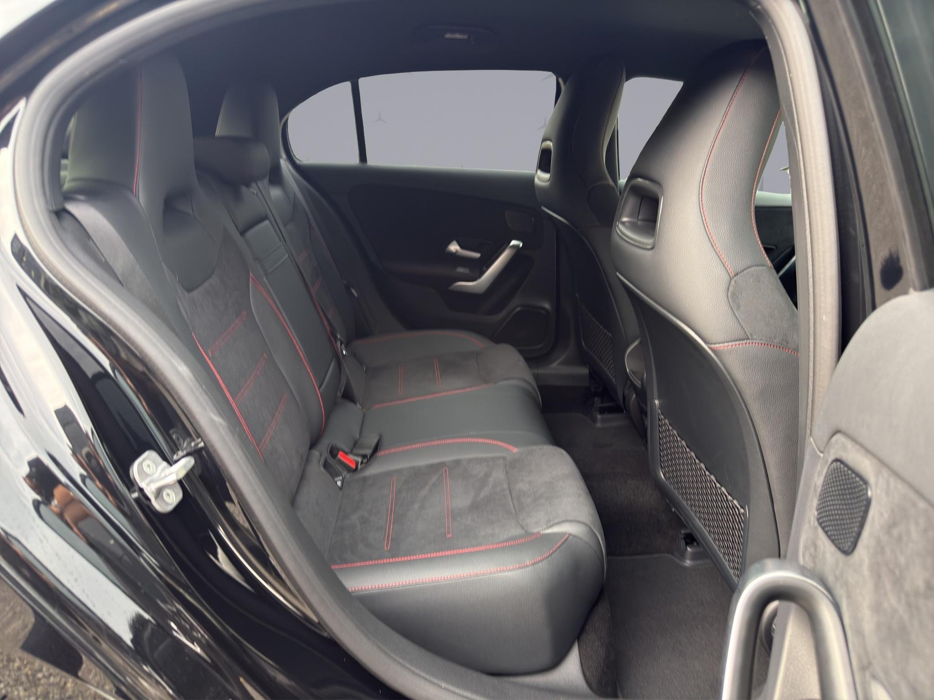 MERCEDES-BENZ A 200 Night Star AMG Line-image-17