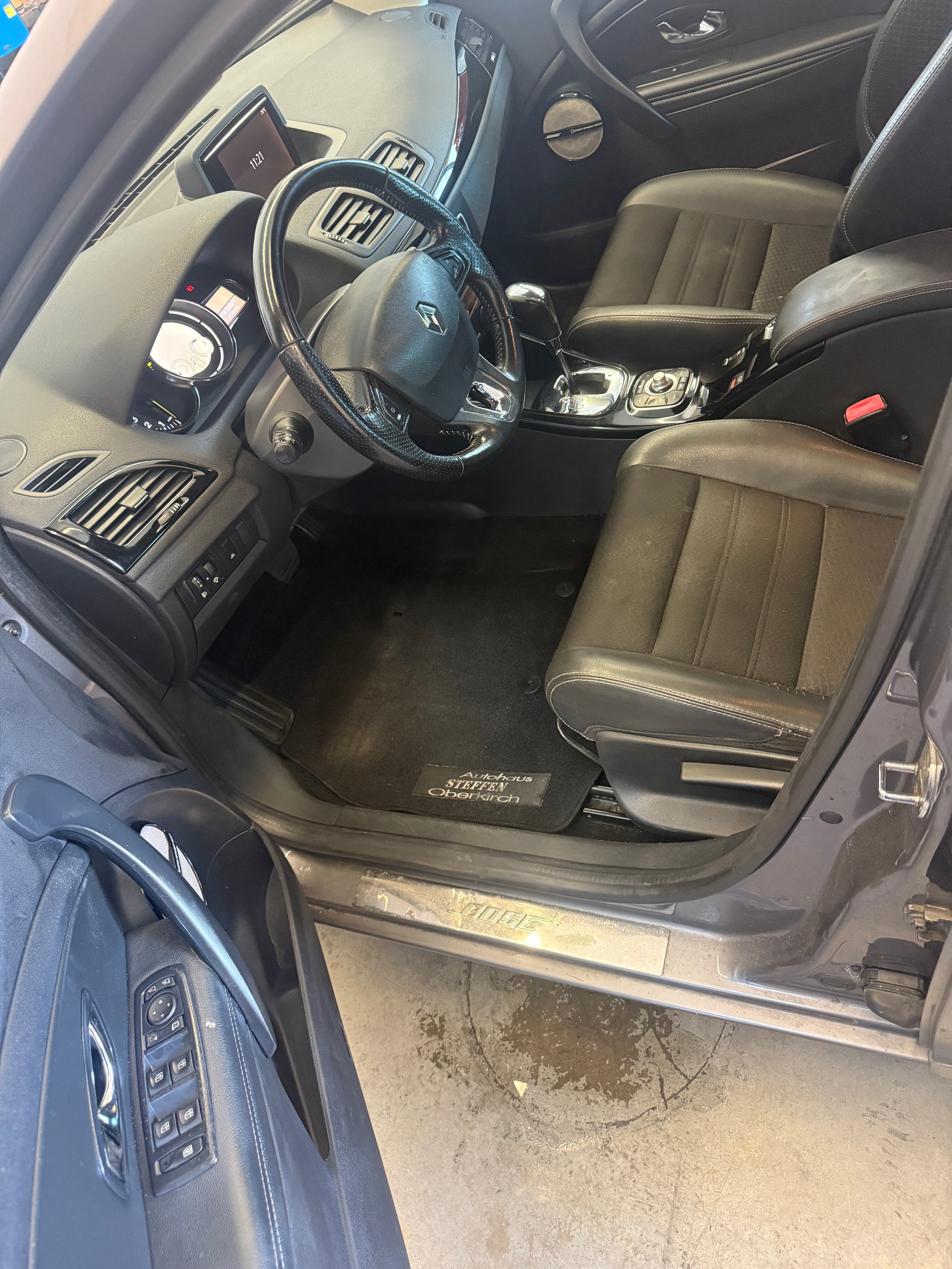 RENAULT Mégane Grandtour 1.2 16V Turbo Swiss Edition EDC-image-9