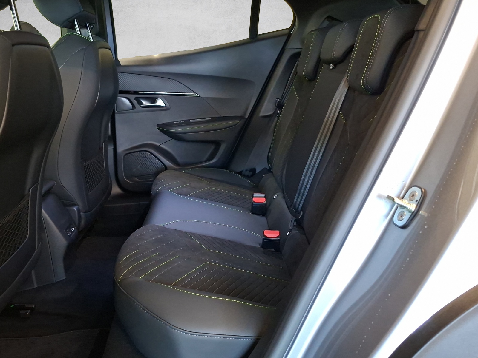 PEUGEOT 2008 e-GT 54kWh-image-12