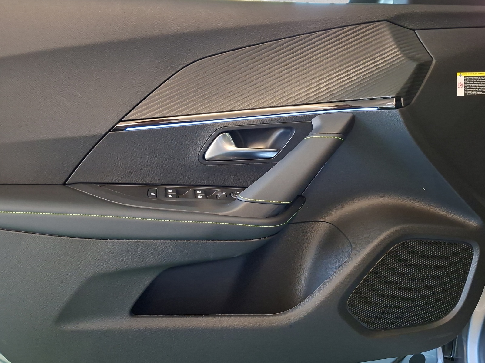 PEUGEOT 2008 e-GT 54kWh-image-9