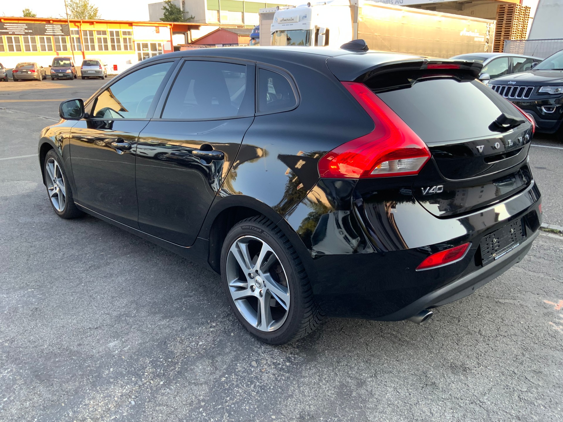VOLVO V40 D4 Momentum R-Design-image-4