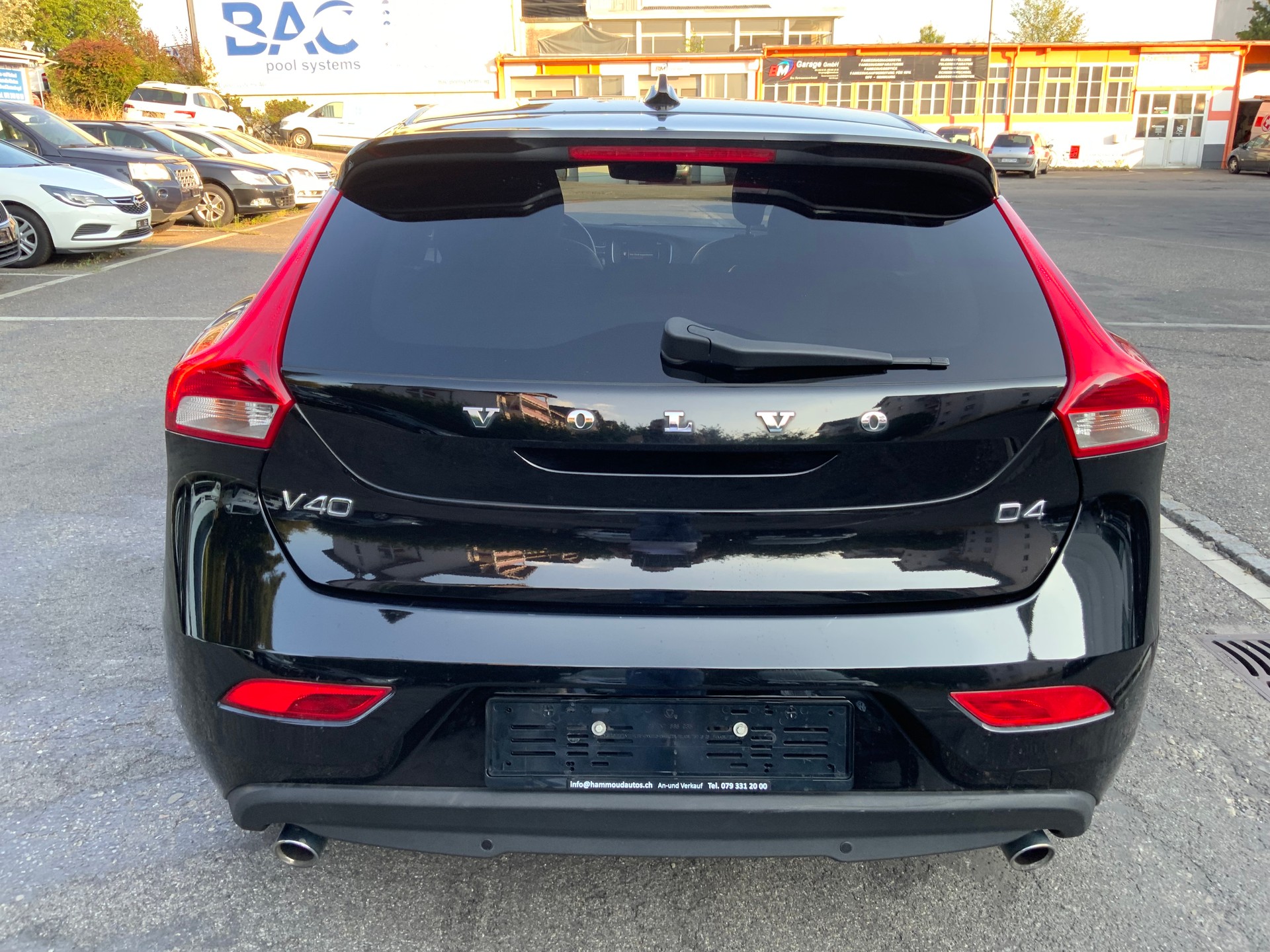 VOLVO V40 D4 Momentum R-Design-image-5