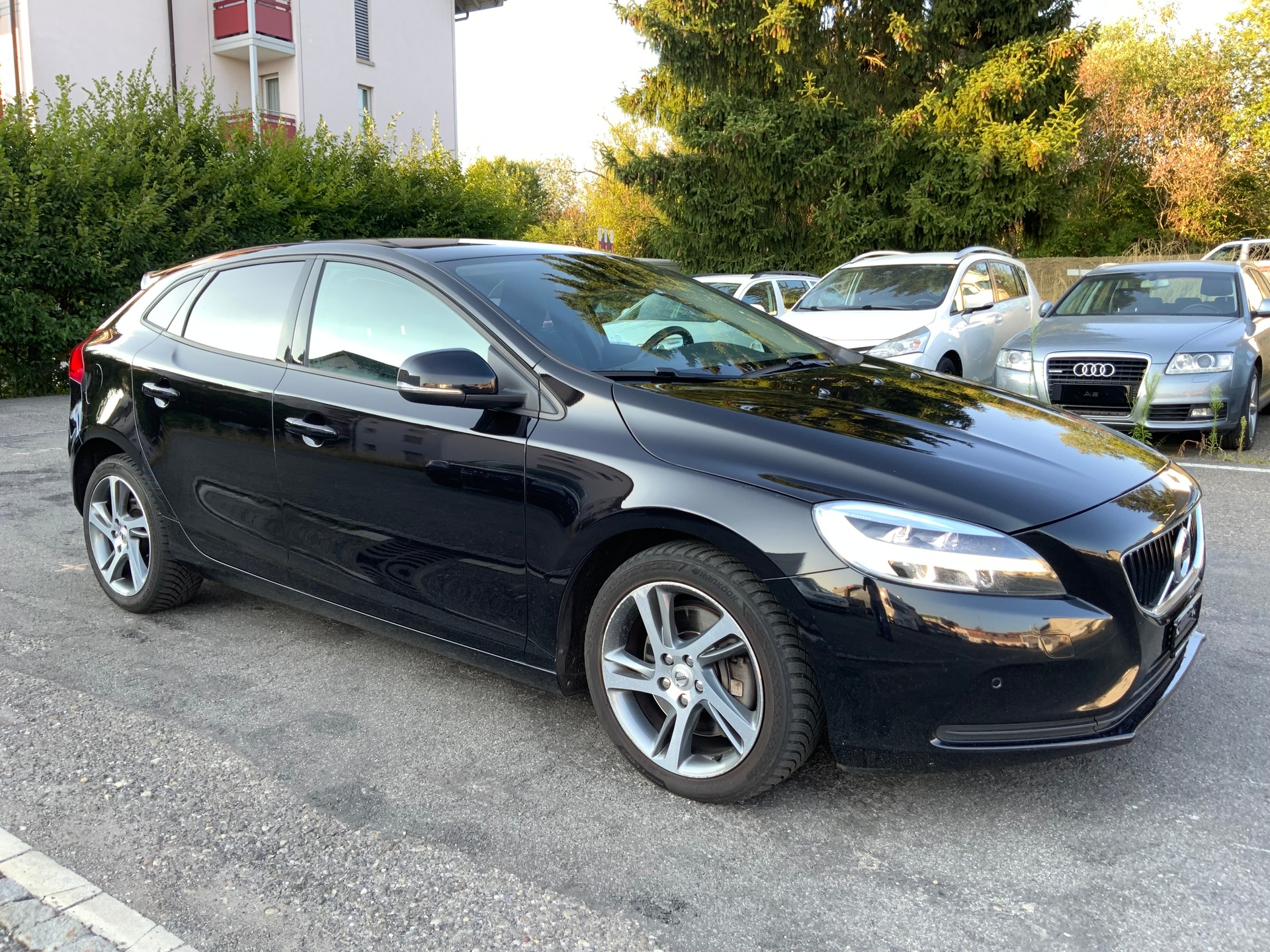 VOLVO V40 D4 Momentum R-Design-image-2