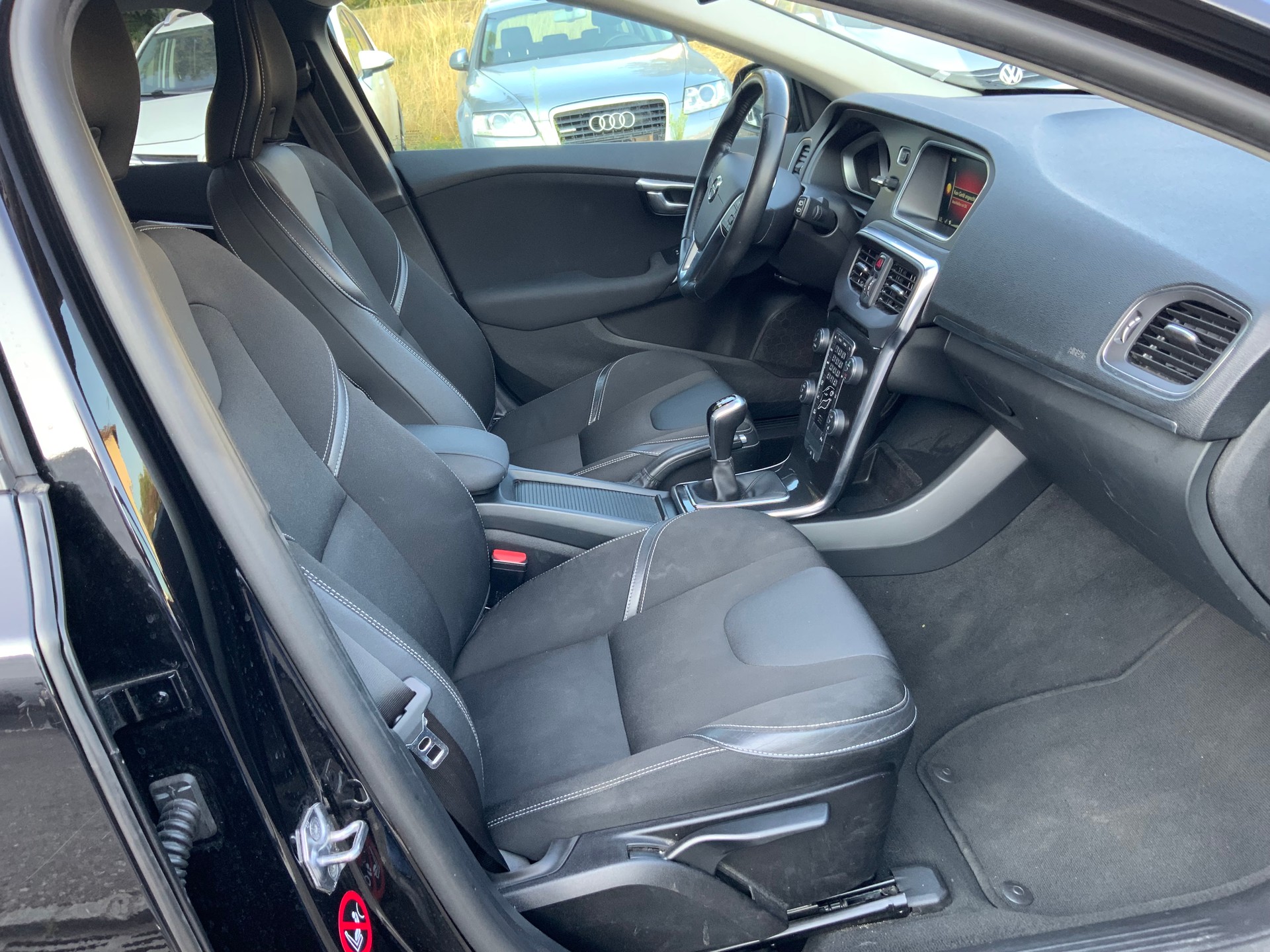 VOLVO V40 D4 Momentum R-Design-image-10
