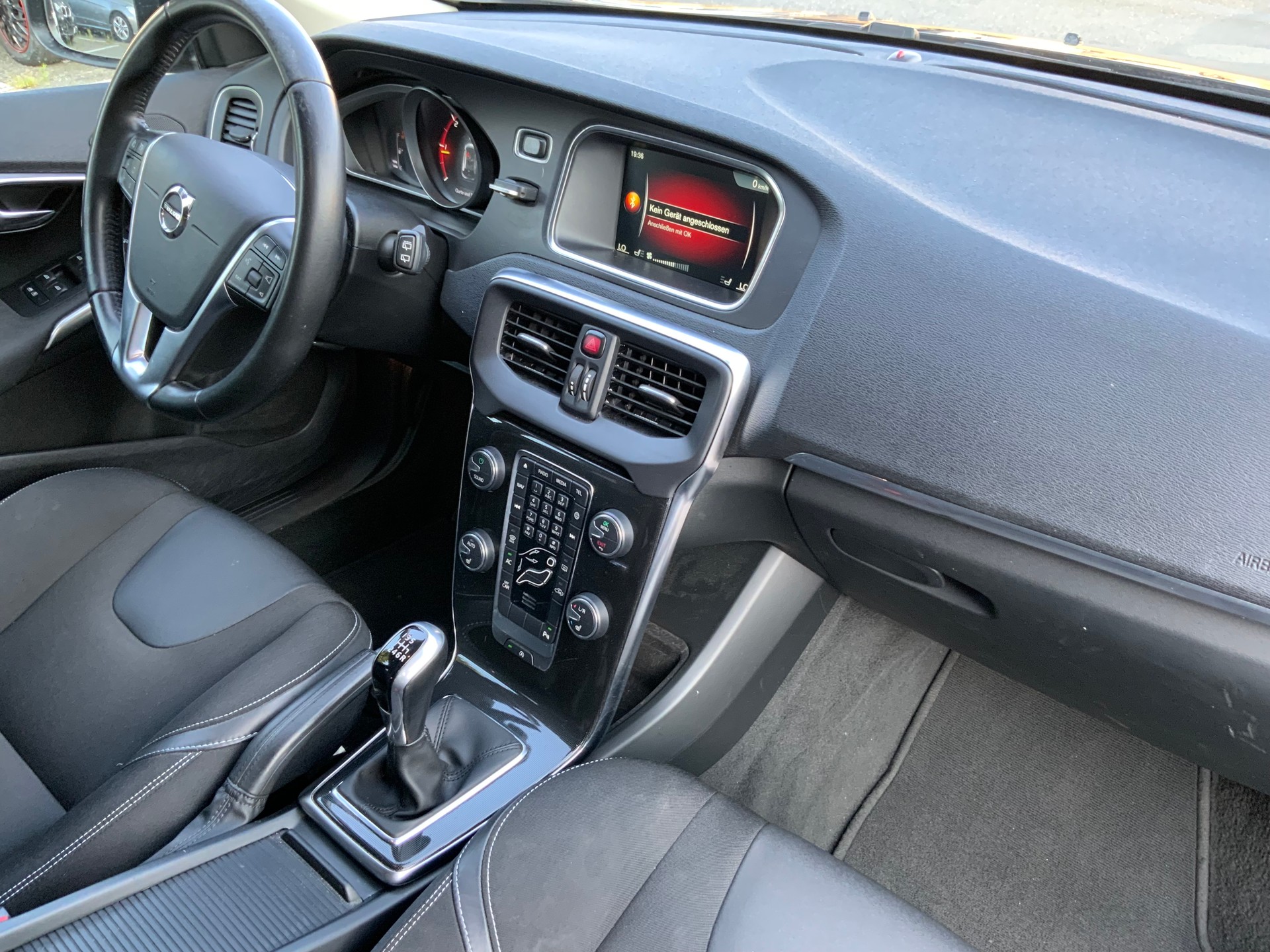 VOLVO V40 D4 Momentum R-Design-image-9