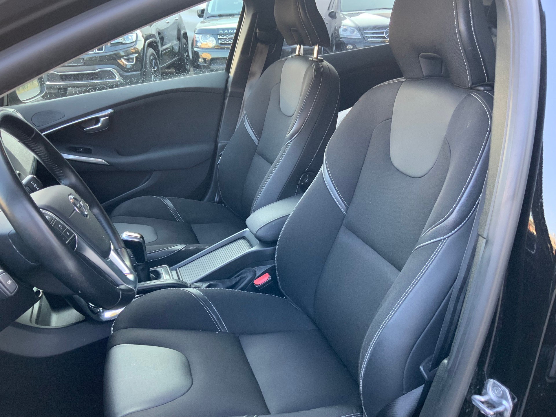 VOLVO V40 D4 Momentum R-Design-image-11