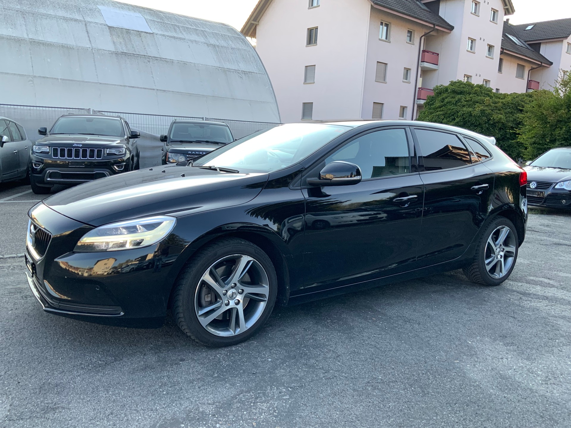 VOLVO V40 D4 Momentum R-Design-image-1