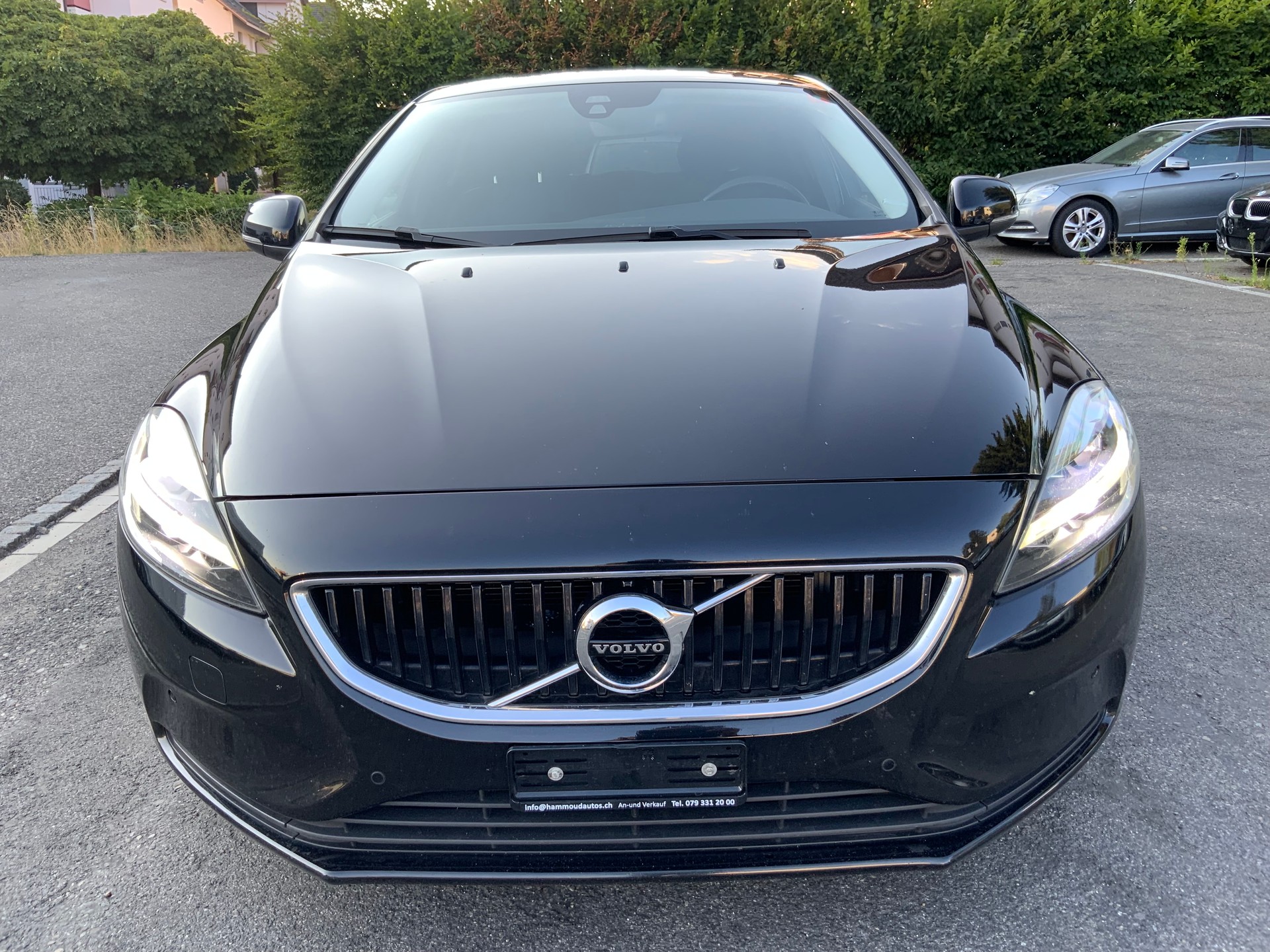 VOLVO V40 D4 Momentum R-Design-image-0