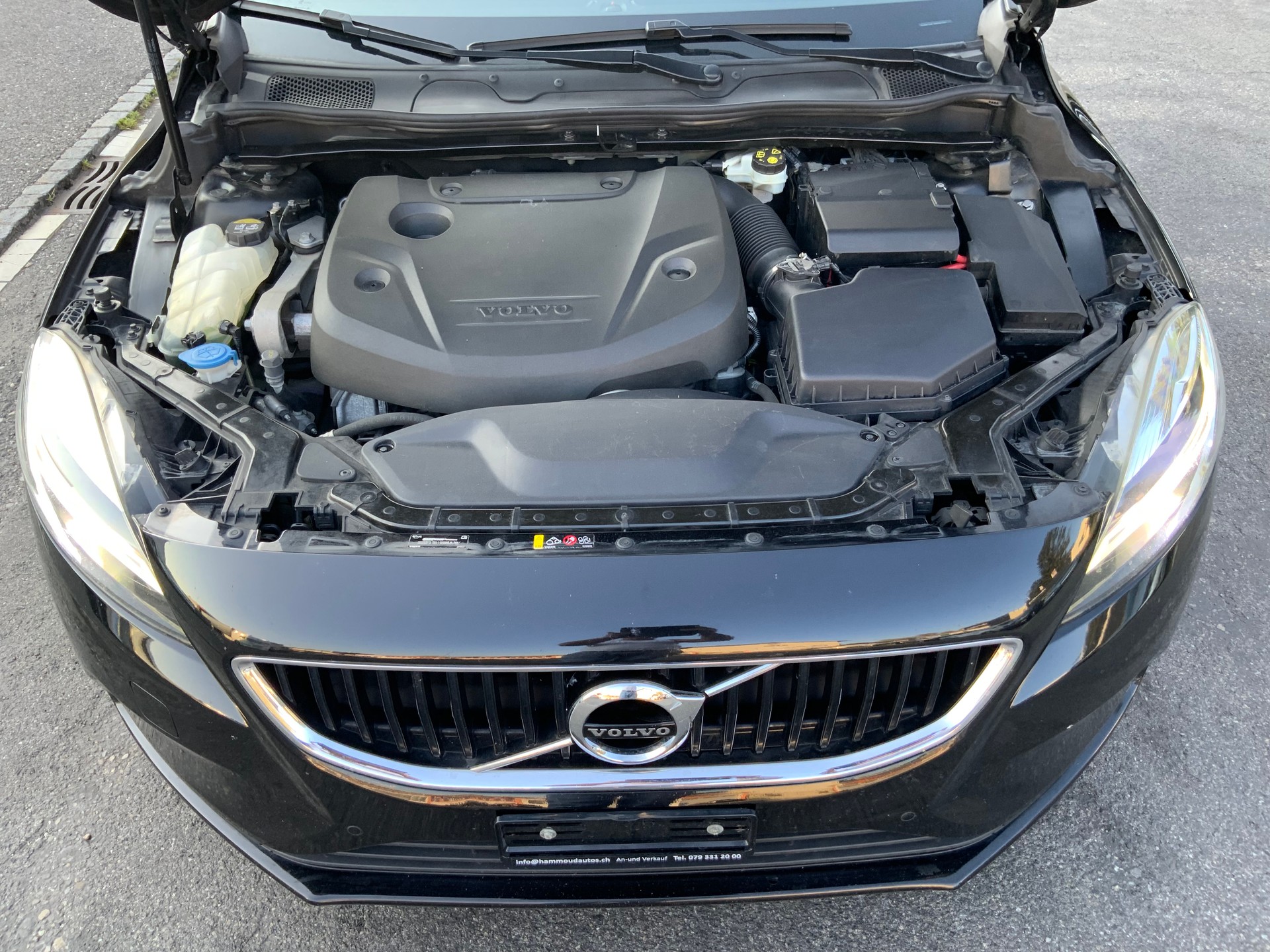 VOLVO V40 D4 Momentum R-Design-image-7