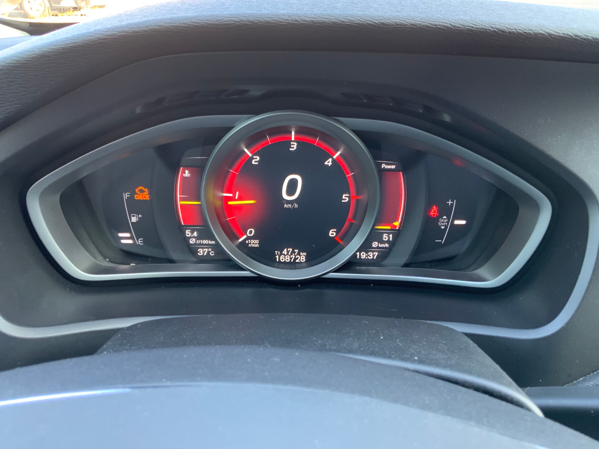 VOLVO V40 D4 Momentum R-Design-image-8