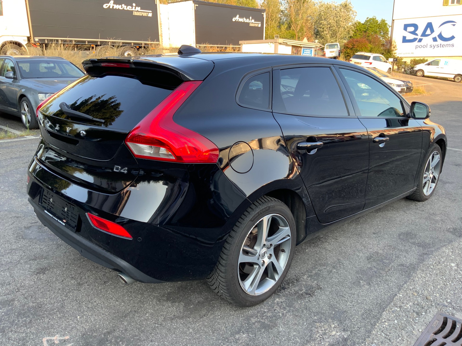 VOLVO V40 D4 Momentum R-Design-image-3