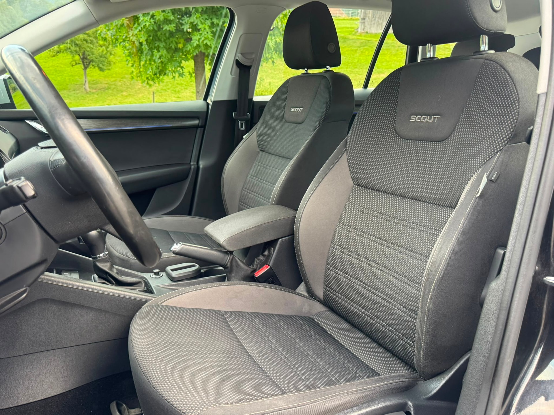 SKODA Octavia Combi 2.0 TDI Scout 4x4 DSG-image-16
