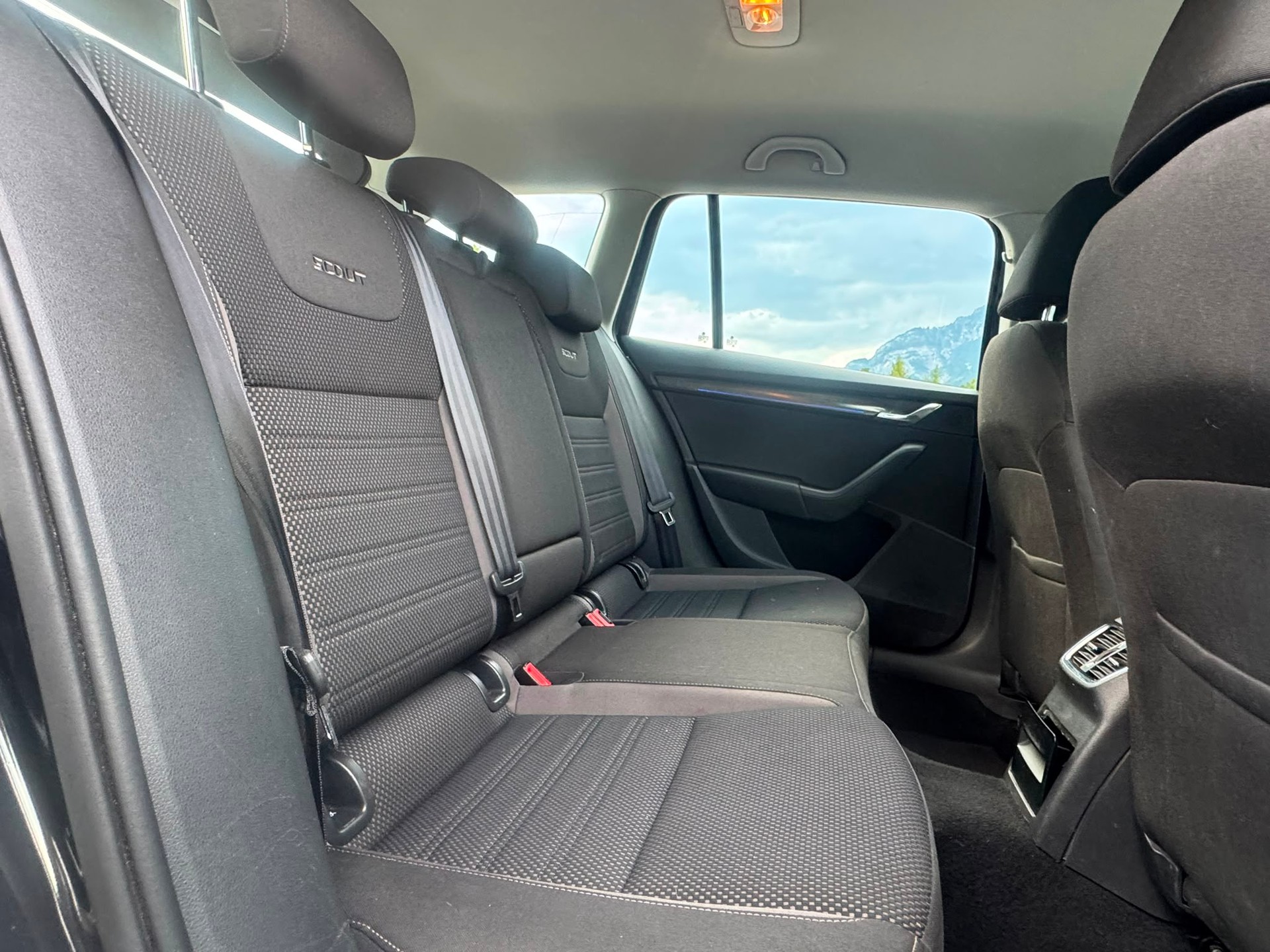 SKODA Octavia Combi 2.0 TDI Scout 4x4 DSG-image-12