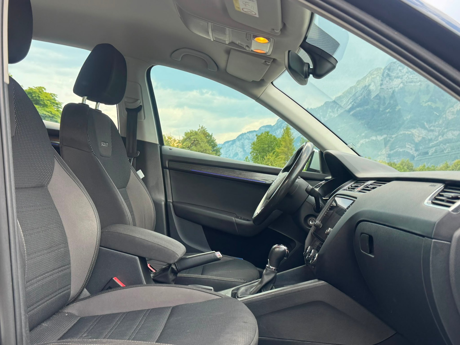 SKODA Octavia Combi 2.0 TDI Scout 4x4 DSG-image-14