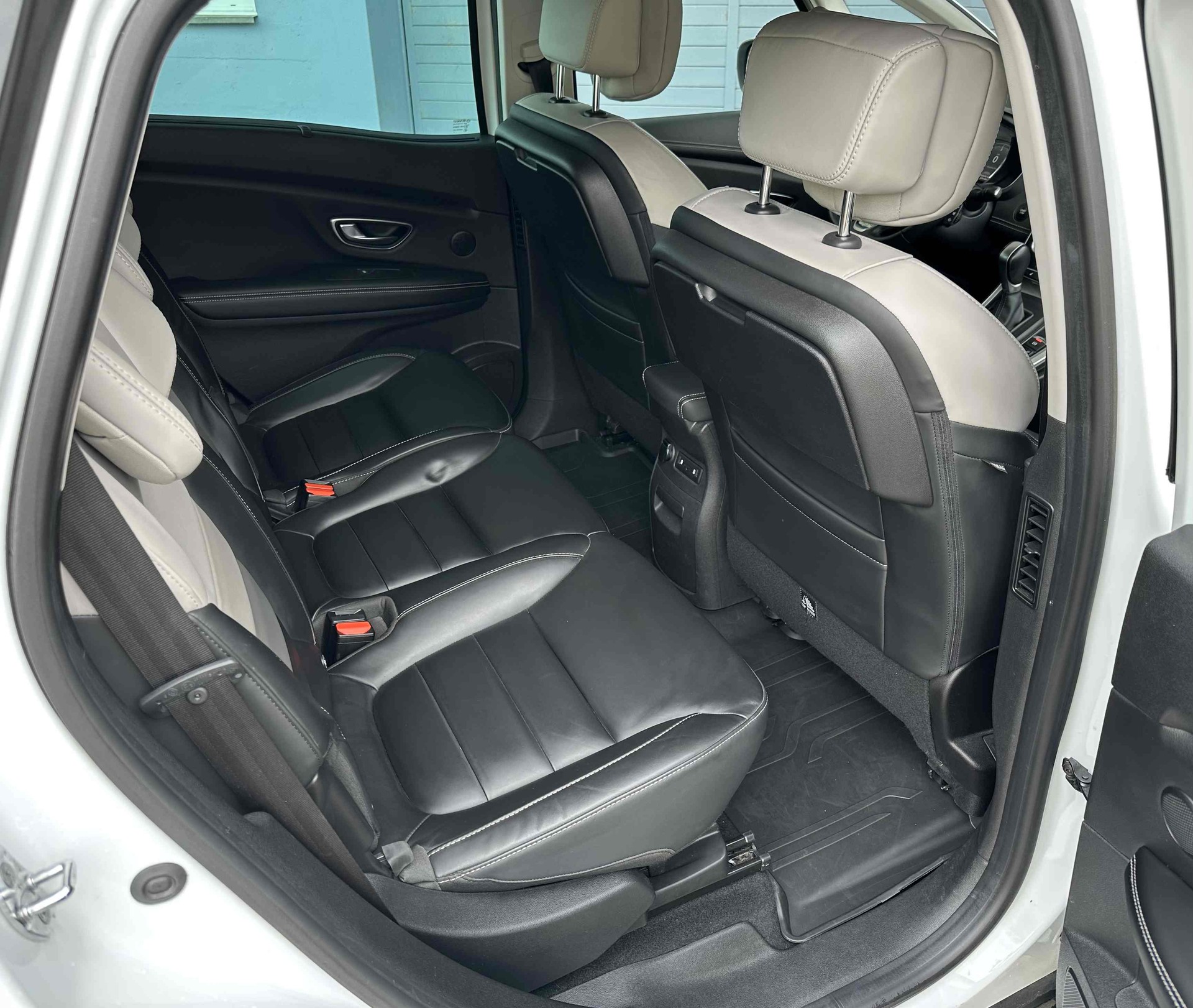 RENAULT Scénic 1.5 dCi Initiale Paris EDC-image-13