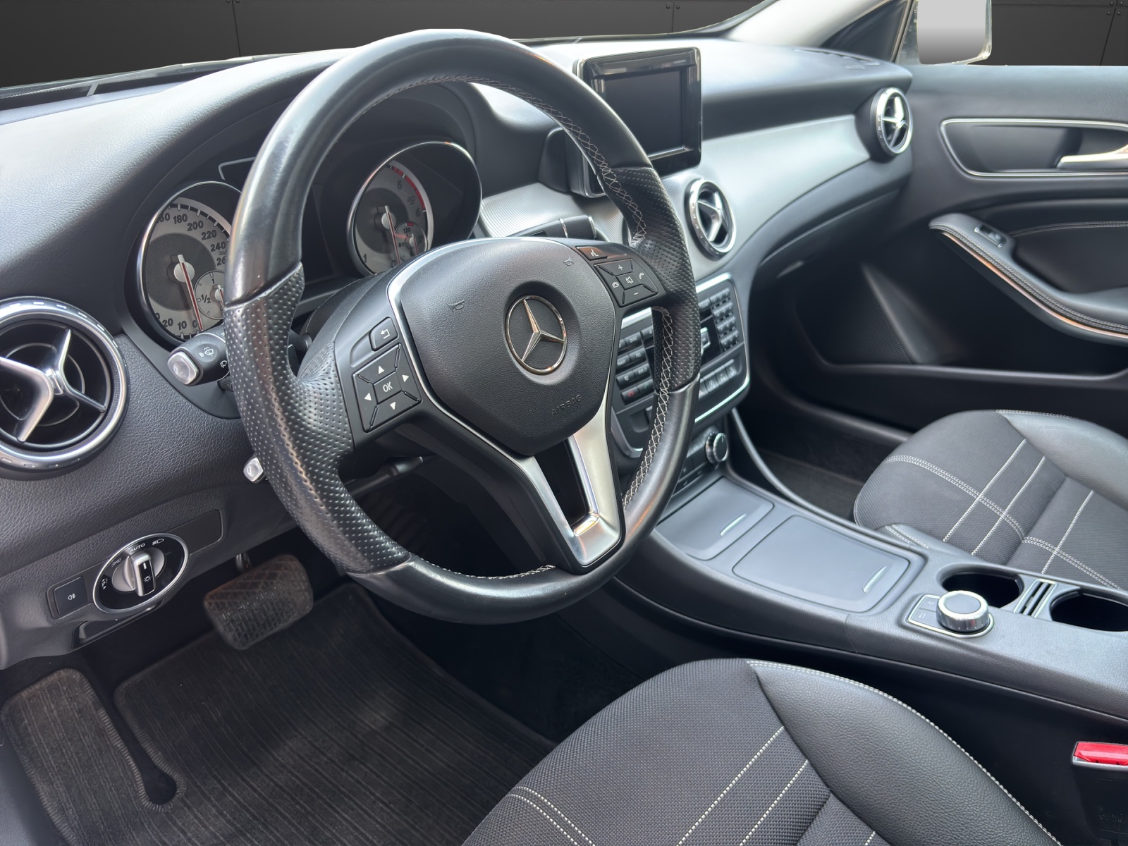 MERCEDES-BENZ GLA 200 CDI Swiss Star Edition Urban 4Matic 7G-DCT-image-3
