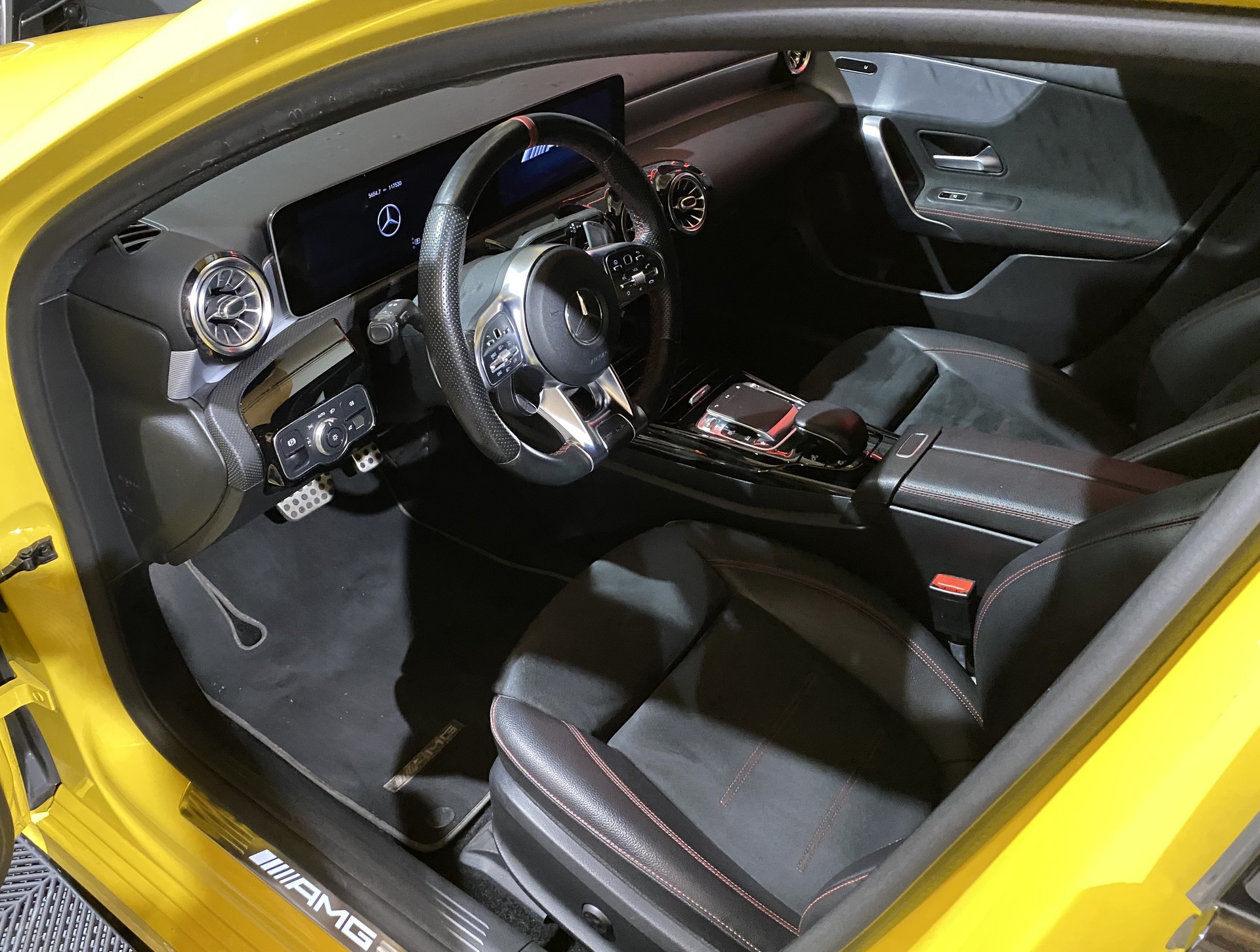 MERCEDES-BENZ A 35 AMG 4Matic Speedshift-image-12