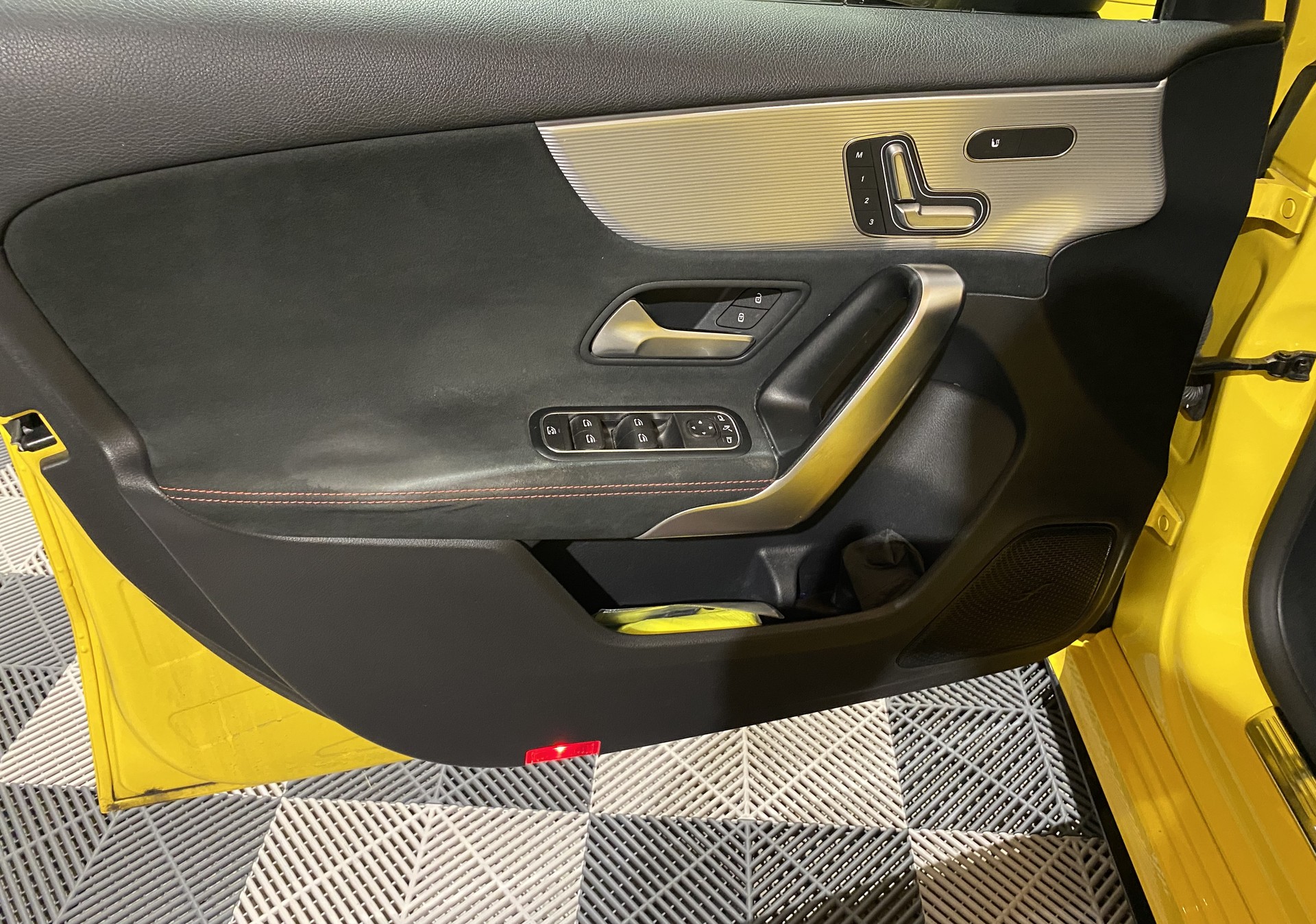 MERCEDES-BENZ A 35 AMG 4Matic Speedshift-image-11