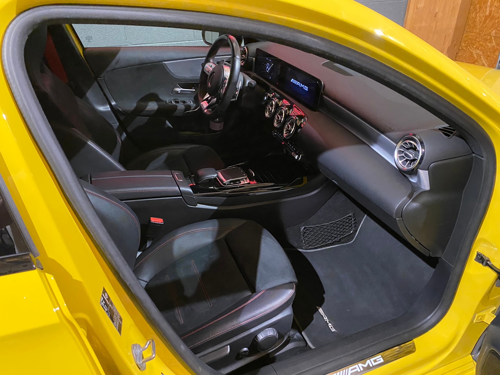 MERCEDES-BENZ A 35 AMG 4Matic Speedshift-image-23