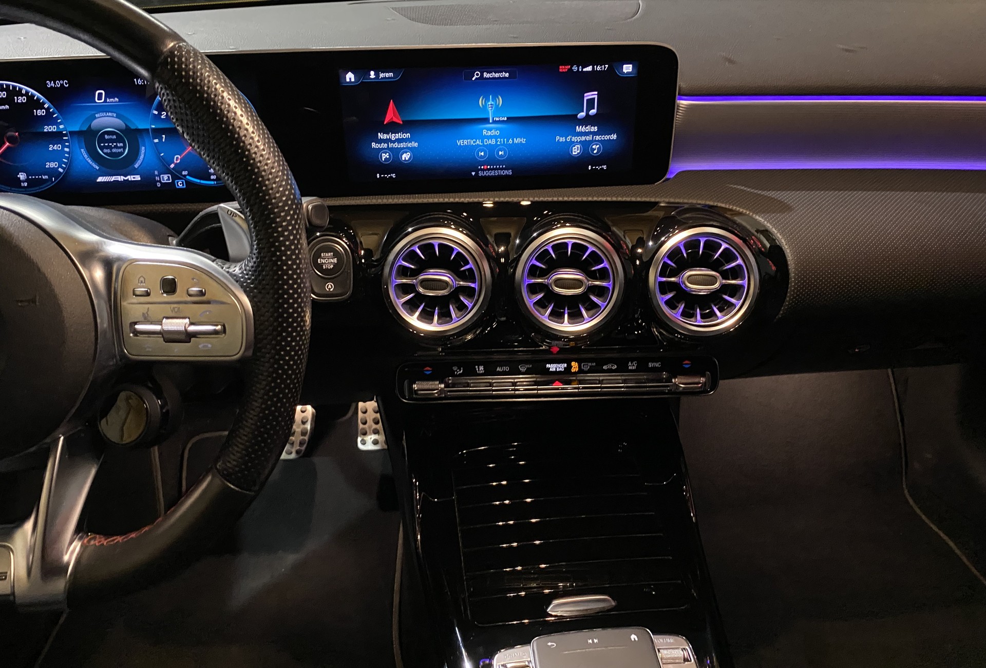 MERCEDES-BENZ A 35 AMG 4Matic Speedshift-image-19
