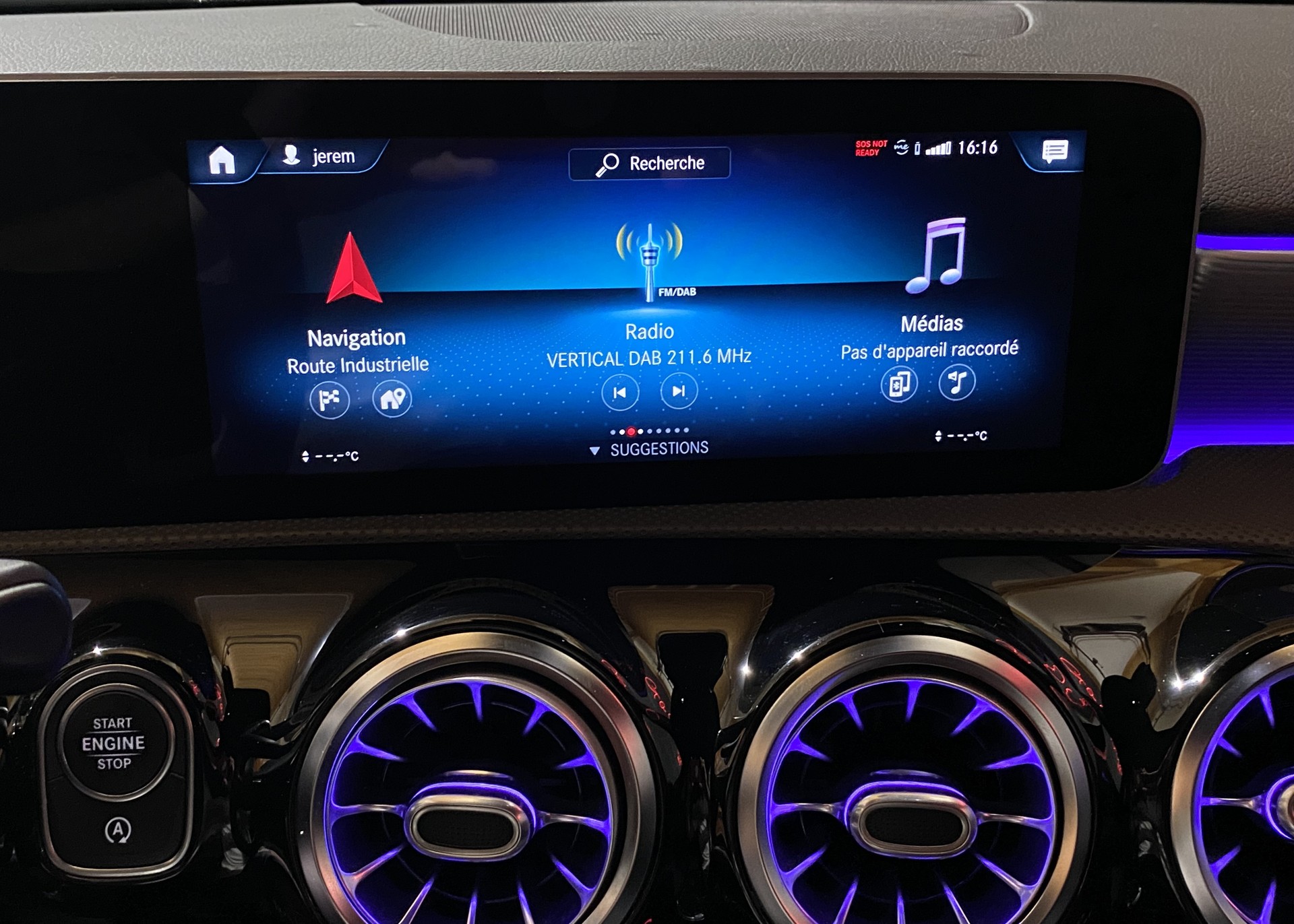 MERCEDES-BENZ A 35 AMG 4Matic Speedshift-image-17
