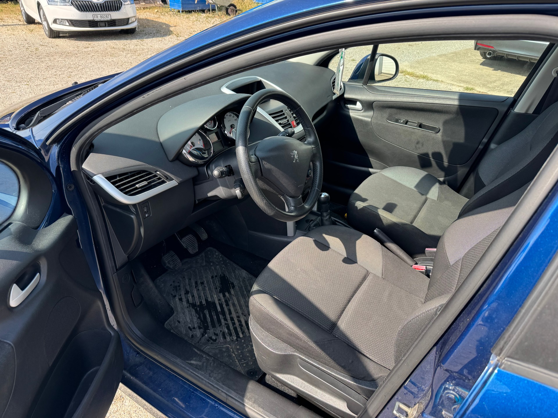 PEUGEOT 207 1.4 16V Allure-image-5
