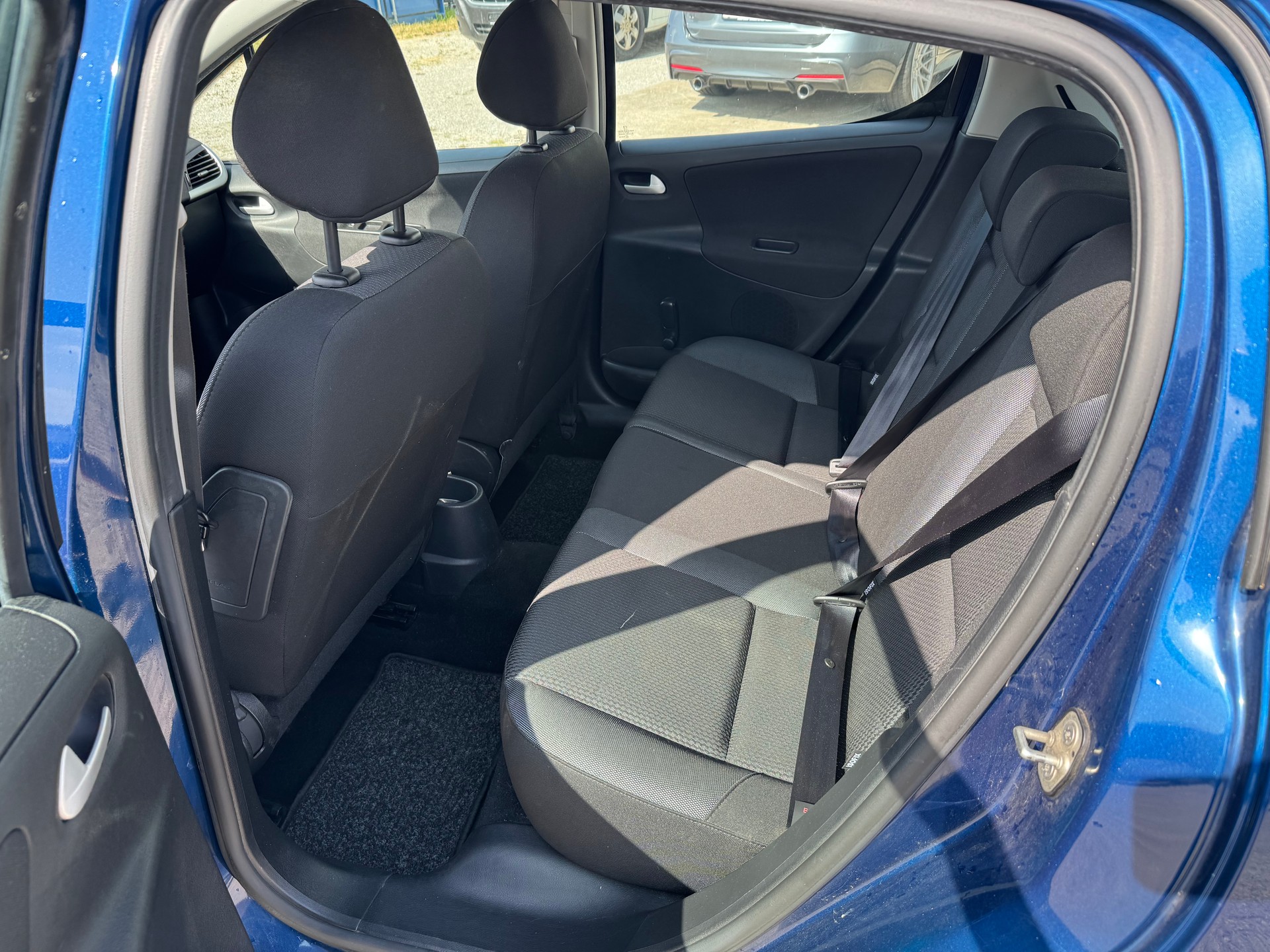 PEUGEOT 207 1.4 16V Allure-image-6