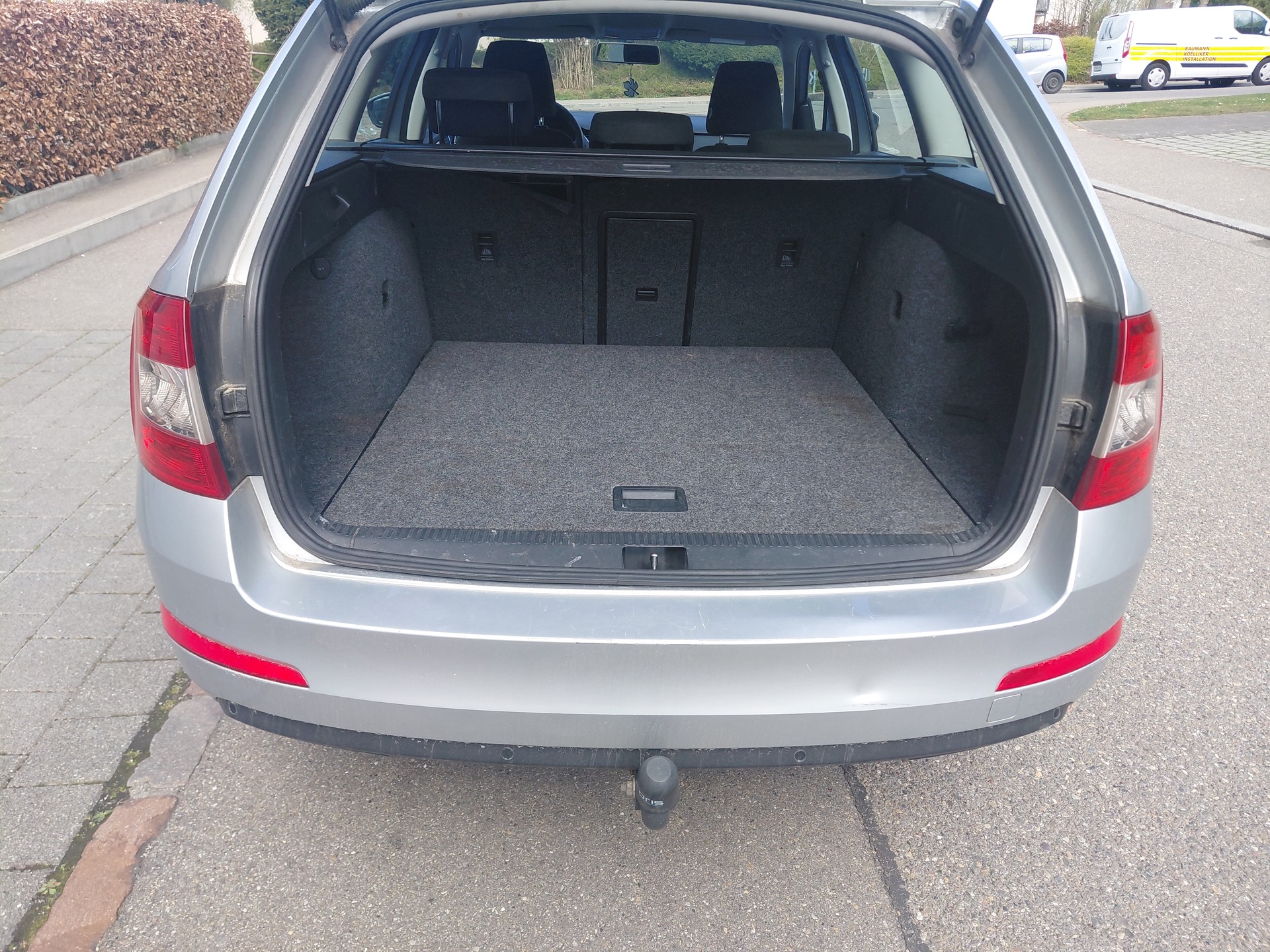 SKODA Octavia Combi 1.6 TDI Elegance 4x4-image-10