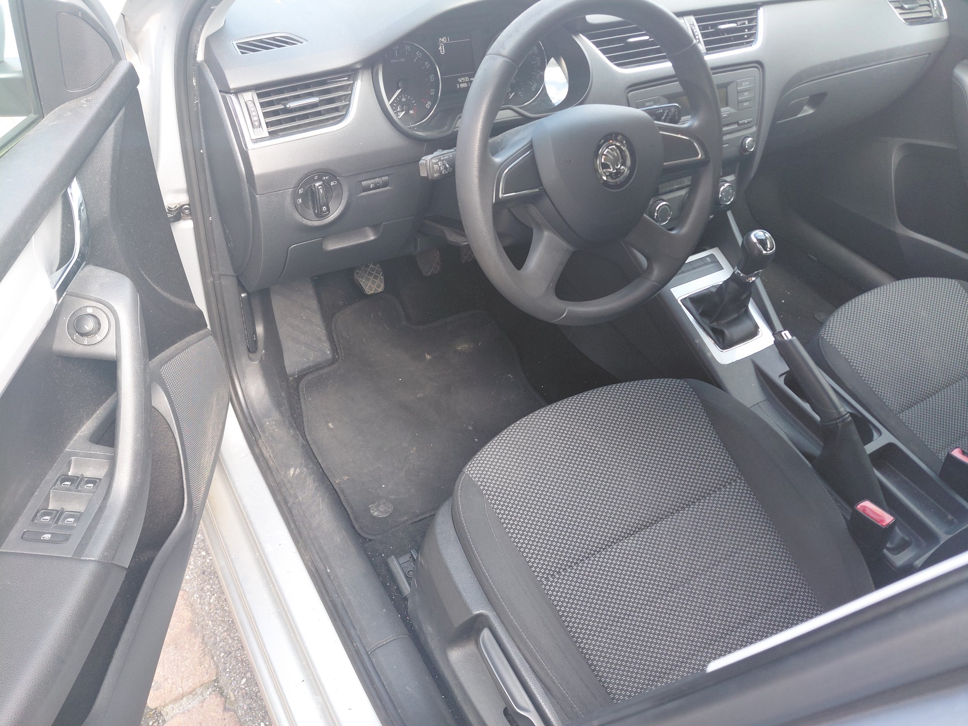 SKODA Octavia Combi 1.6 TDI Elegance 4x4-image-13